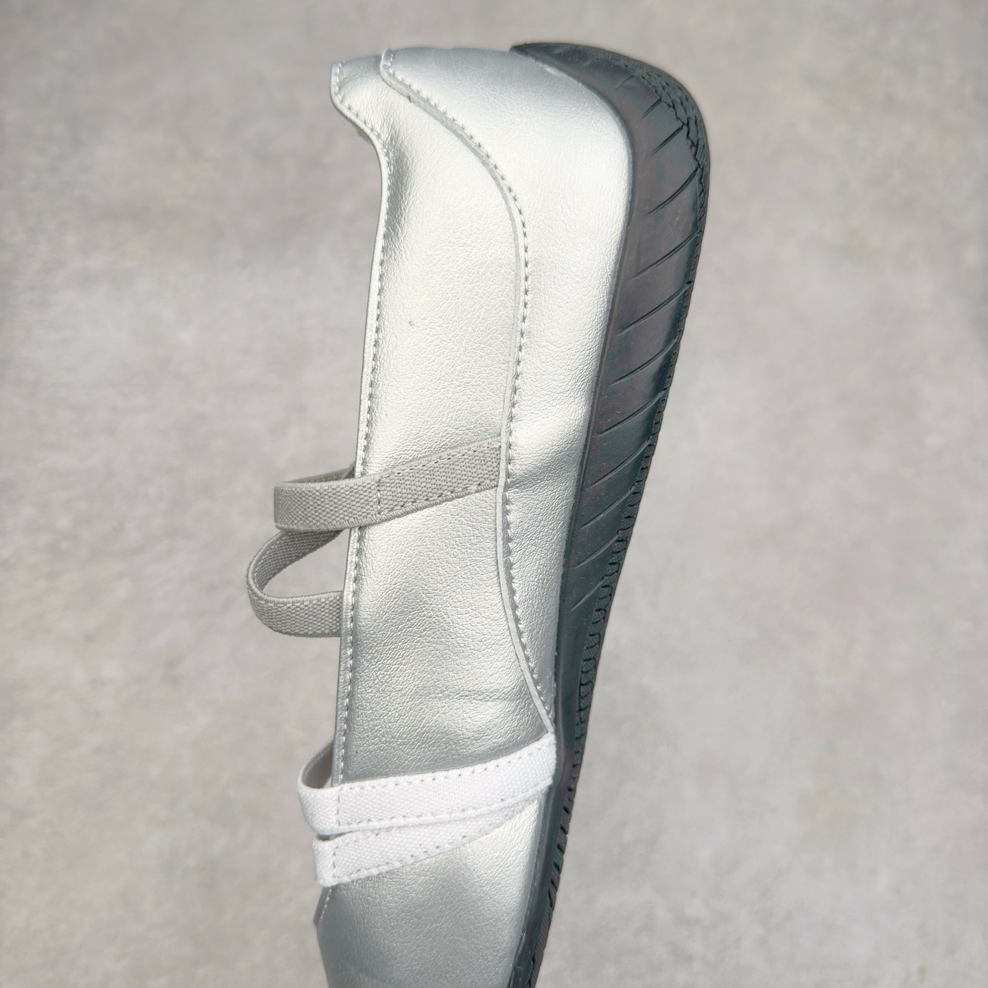 图片[7]-＃DT PUMA Speedcat Ballerina 彪马柔软舒适防滑耐磨低帮生活休闲鞋芭蕾舞鞋单鞋玛丽珍鞋 这次，PUMA决定再对Speedcat来一次创新，以芭蕾舞鞋为灵感，将芭蕾舞鞋的灵动与轻盈感与赛车鞋融为一体，带来极具个性的全新鞋款Speedcat Ballerina。Speedcat Ballerina由Speedcat去除鞋舌、鞋带以及部分鞋侧位打造而成，鞋带部分被改为如同芭蕾鞋般的交叉弹性带，PUMA的标志依旧设计于鞋侧旁，整个鞋款外观变得更加优雅。Speedcat Ballerina 还汲取了赛车鞋的抓地设计，配备经典橡胶大底。尺码：36 37 37.5 38 38.5 39 40 40.5 41-选品中心