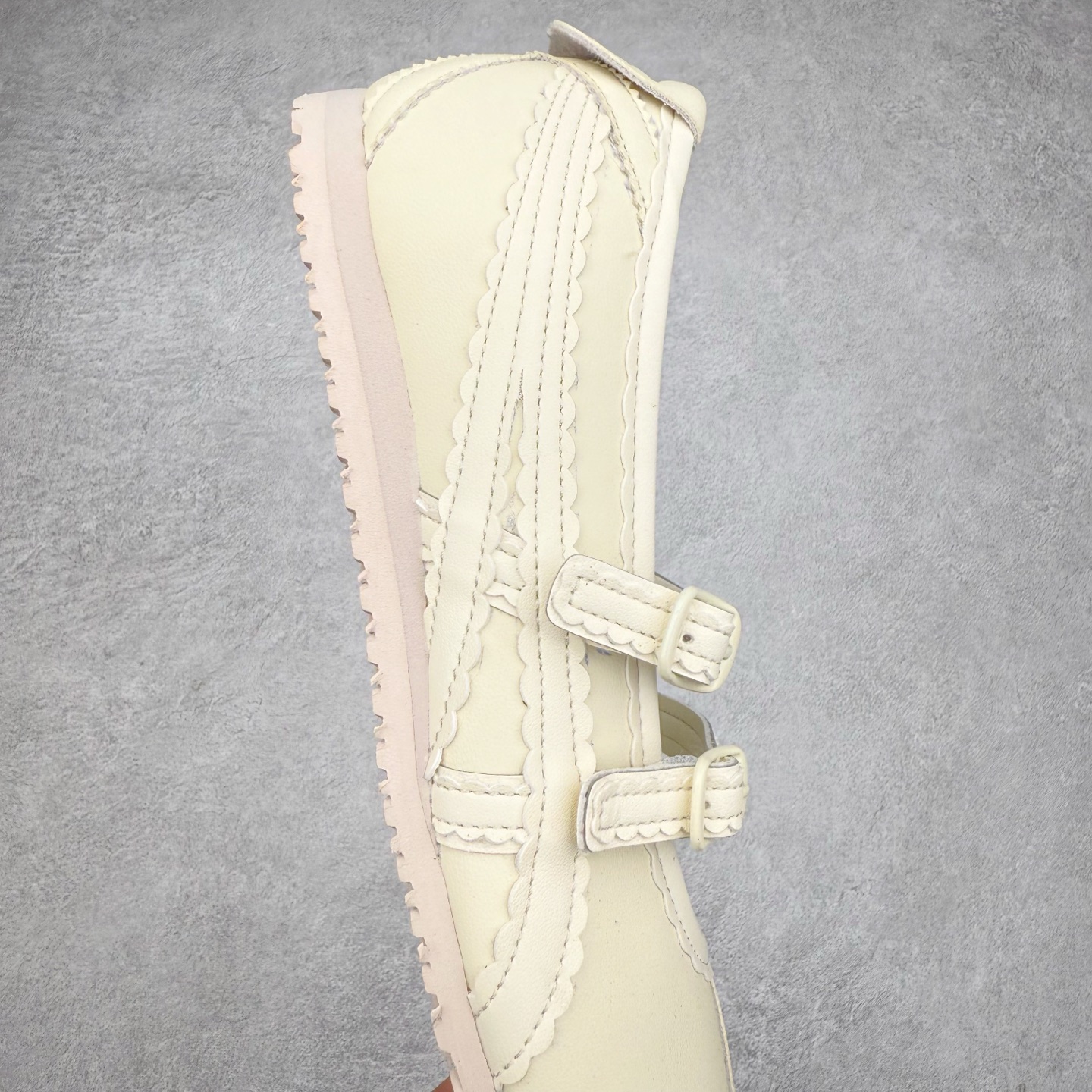 图片[6]-＃DT Onitsuka Tiger MEXICO TGRS 鬼冢虎平跟玛丽珍舞蹈鞋 款演绎芭蕾风潮整鞋以灰色亮面为主色调，搭配奶油色过渡，形成柔和的视觉层次，搭配标志性的双滑动扣带设计装饰，3秒完成松紧调节，呈现出轻盈且充满未来感的视觉效果。鞋侧标志性的虎爪纹搭配白色缝线与鞋头弧线巧妙呼应，波浪形边缘设计打破传统运动鞋的棱角感，既保证运动功能性，又延续了MEXICO 66系列特有的复古跑鞋基因。无论是日常出行还是运动场合，在光线下会折射出丝绸般的光晕，随手一拍就是赛博朋克大片既视感 尺码：36 37 37.5 38 39 39.5 40-选品中心