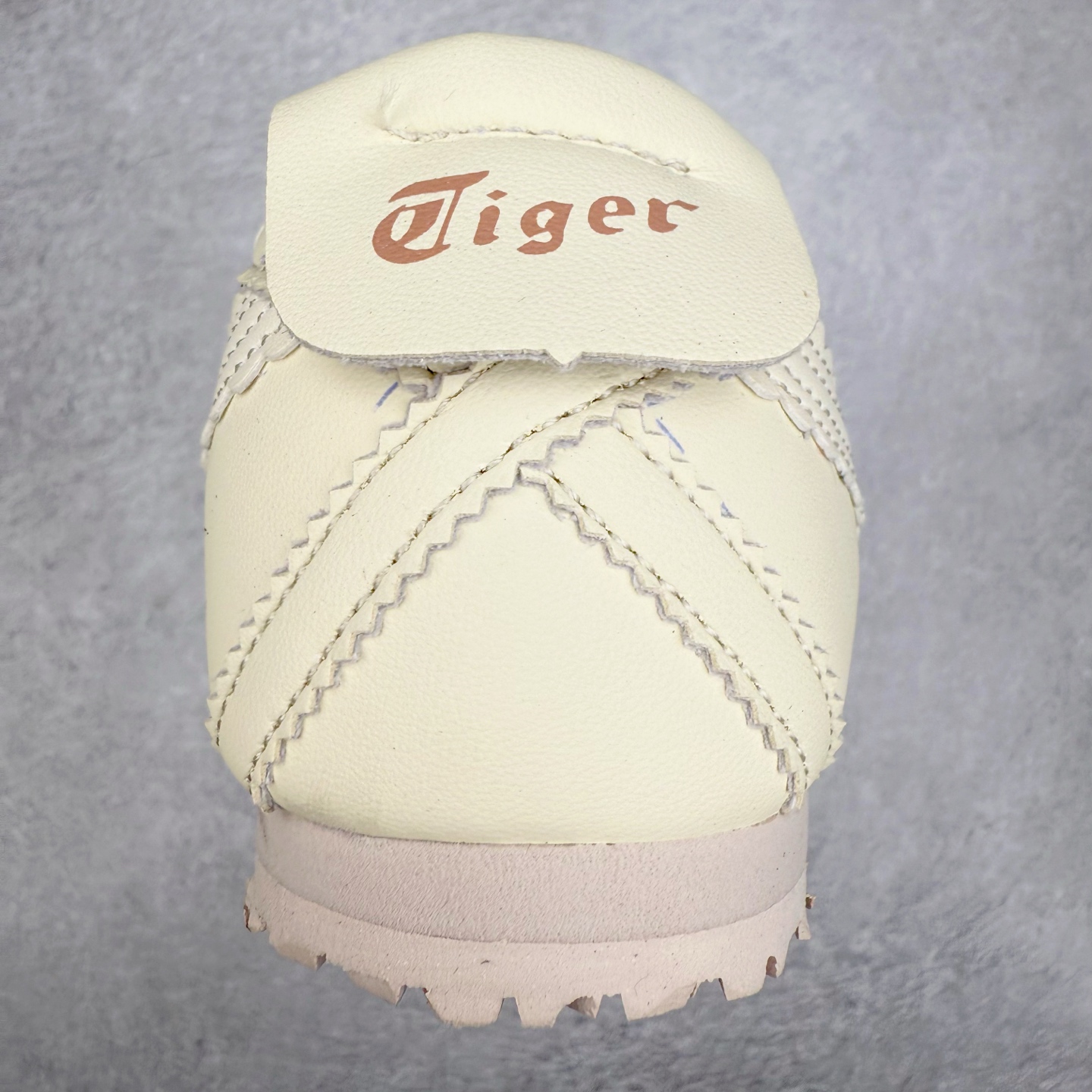 图片[8]-＃DT Onitsuka Tiger MEXICO TGRS 鬼冢虎平跟玛丽珍舞蹈鞋 款演绎芭蕾风潮整鞋以灰色亮面为主色调，搭配奶油色过渡，形成柔和的视觉层次，搭配标志性的双滑动扣带设计装饰，3秒完成松紧调节，呈现出轻盈且充满未来感的视觉效果。鞋侧标志性的虎爪纹搭配白色缝线与鞋头弧线巧妙呼应，波浪形边缘设计打破传统运动鞋的棱角感，既保证运动功能性，又延续了MEXICO 66系列特有的复古跑鞋基因。无论是日常出行还是运动场合，在光线下会折射出丝绸般的光晕，随手一拍就是赛博朋克大片既视感 尺码：36 37 37.5 38 39 39.5 40-选品中心