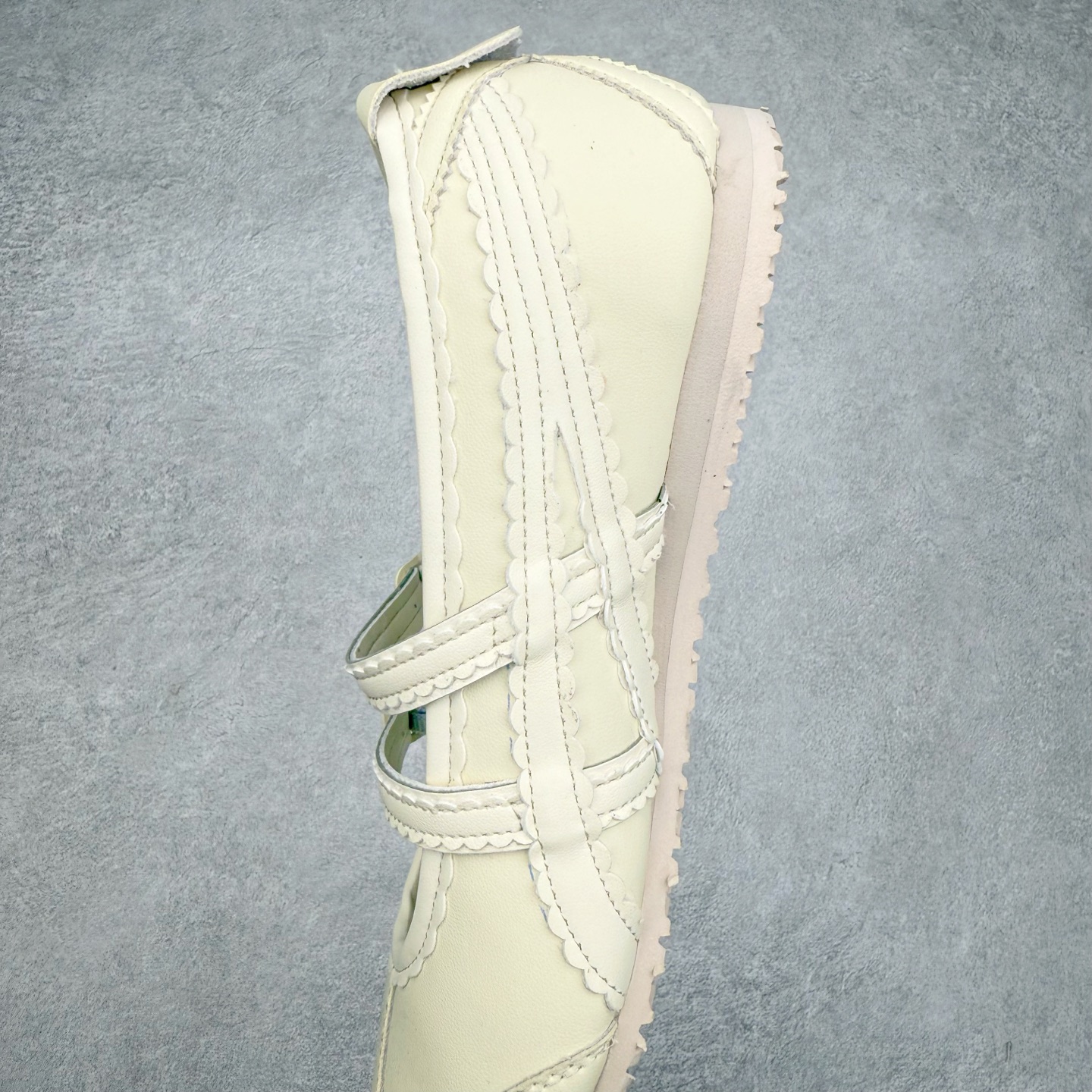 图片[7]-＃DT Onitsuka Tiger MEXICO TGRS 鬼冢虎平跟玛丽珍舞蹈鞋 款演绎芭蕾风潮整鞋以灰色亮面为主色调，搭配奶油色过渡，形成柔和的视觉层次，搭配标志性的双滑动扣带设计装饰，3秒完成松紧调节，呈现出轻盈且充满未来感的视觉效果。鞋侧标志性的虎爪纹搭配白色缝线与鞋头弧线巧妙呼应，波浪形边缘设计打破传统运动鞋的棱角感，既保证运动功能性，又延续了MEXICO 66系列特有的复古跑鞋基因。无论是日常出行还是运动场合，在光线下会折射出丝绸般的光晕，随手一拍就是赛博朋克大片既视感 尺码：36 37 37.5 38 39 39.5 40-选品中心