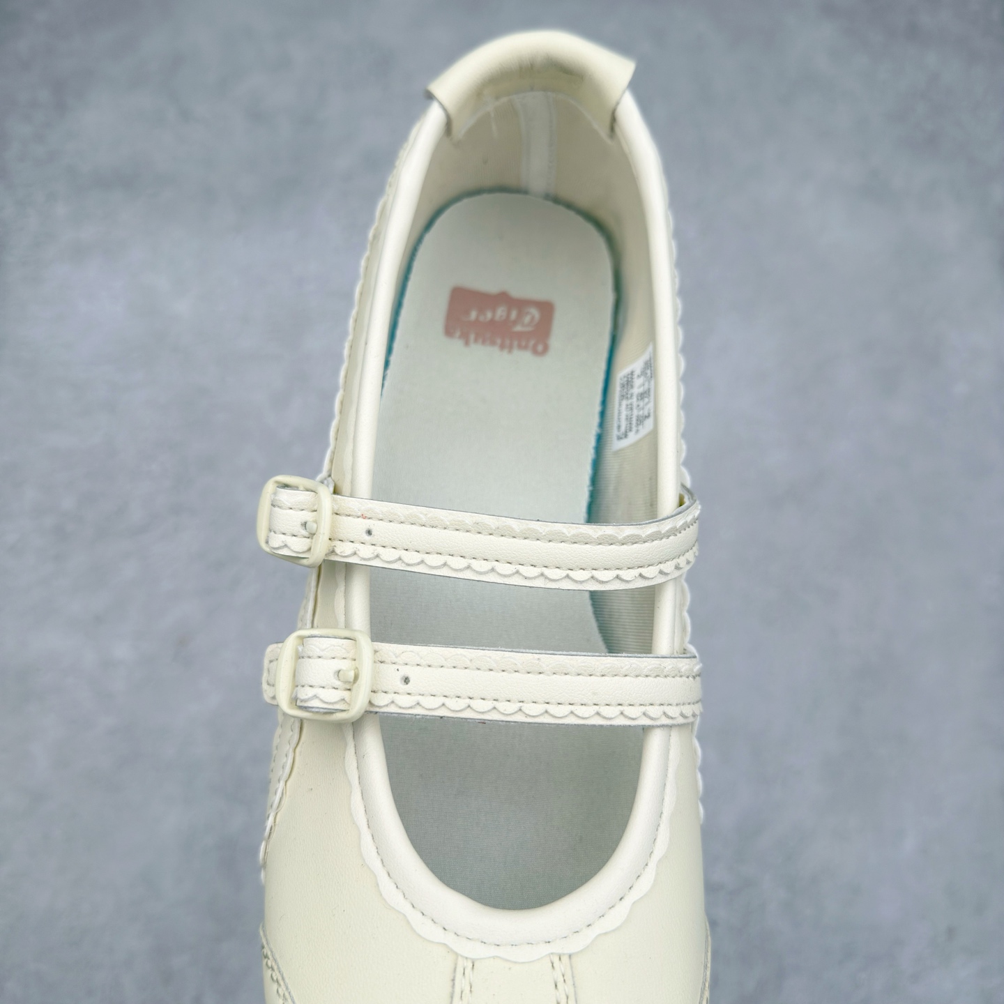 图片[5]-＃DT Onitsuka Tiger MEXICO TGRS 鬼冢虎平跟玛丽珍舞蹈鞋 款演绎芭蕾风潮整鞋以灰色亮面为主色调，搭配奶油色过渡，形成柔和的视觉层次，搭配标志性的双滑动扣带设计装饰，3秒完成松紧调节，呈现出轻盈且充满未来感的视觉效果。鞋侧标志性的虎爪纹搭配白色缝线与鞋头弧线巧妙呼应，波浪形边缘设计打破传统运动鞋的棱角感，既保证运动功能性，又延续了MEXICO 66系列特有的复古跑鞋基因。无论是日常出行还是运动场合，在光线下会折射出丝绸般的光晕，随手一拍就是赛博朋克大片既视感 尺码：36 37 37.5 38 39 39.5 40-选品中心