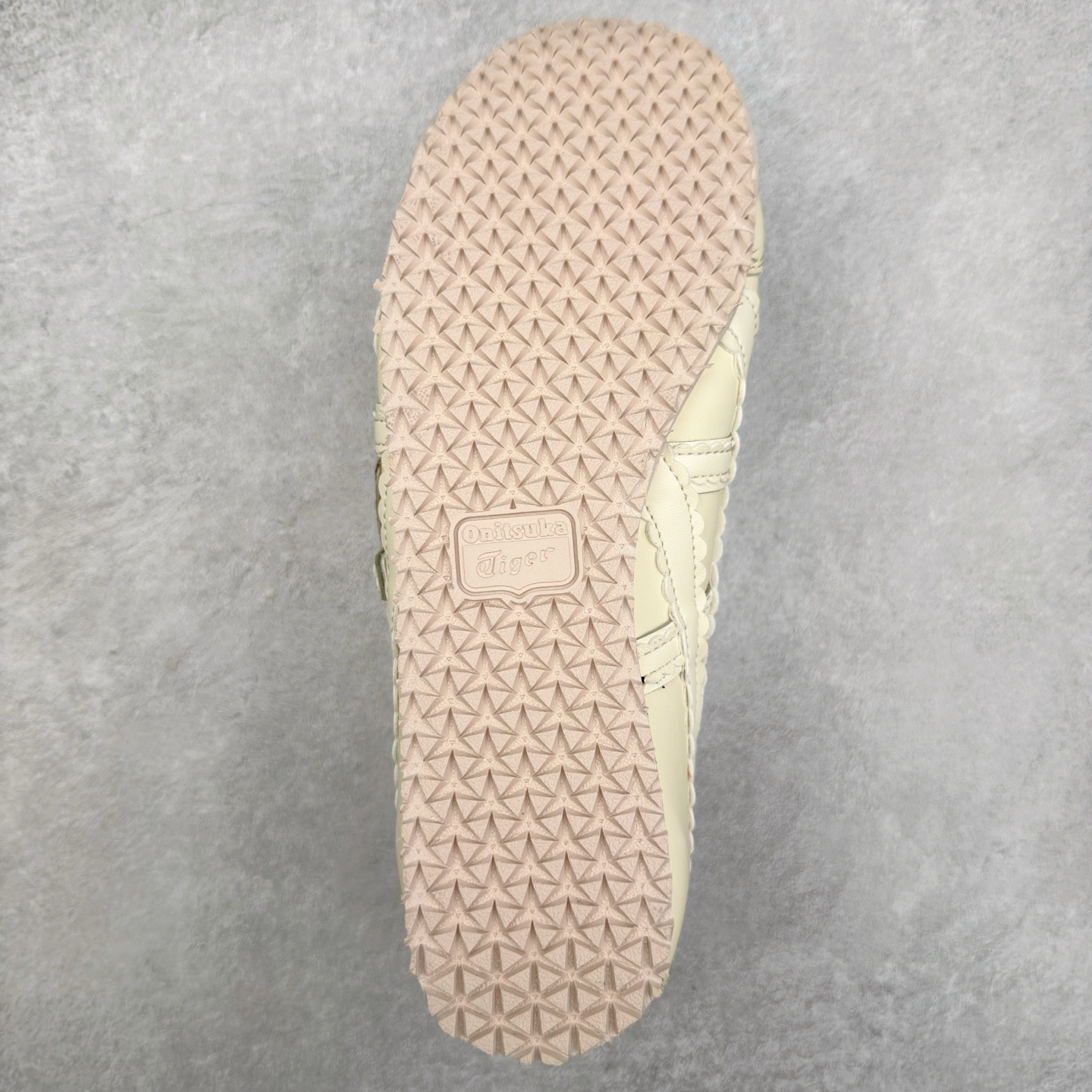 图片[9]-＃DT Onitsuka Tiger MEXICO TGRS 鬼冢虎平跟玛丽珍舞蹈鞋 款演绎芭蕾风潮整鞋以灰色亮面为主色调，搭配奶油色过渡，形成柔和的视觉层次，搭配标志性的双滑动扣带设计装饰，3秒完成松紧调节，呈现出轻盈且充满未来感的视觉效果。鞋侧标志性的虎爪纹搭配白色缝线与鞋头弧线巧妙呼应，波浪形边缘设计打破传统运动鞋的棱角感，既保证运动功能性，又延续了MEXICO 66系列特有的复古跑鞋基因。无论是日常出行还是运动场合，在光线下会折射出丝绸般的光晕，随手一拍就是赛博朋克大片既视感 尺码：36 37 37.5 38 39 39.5 40-选品中心