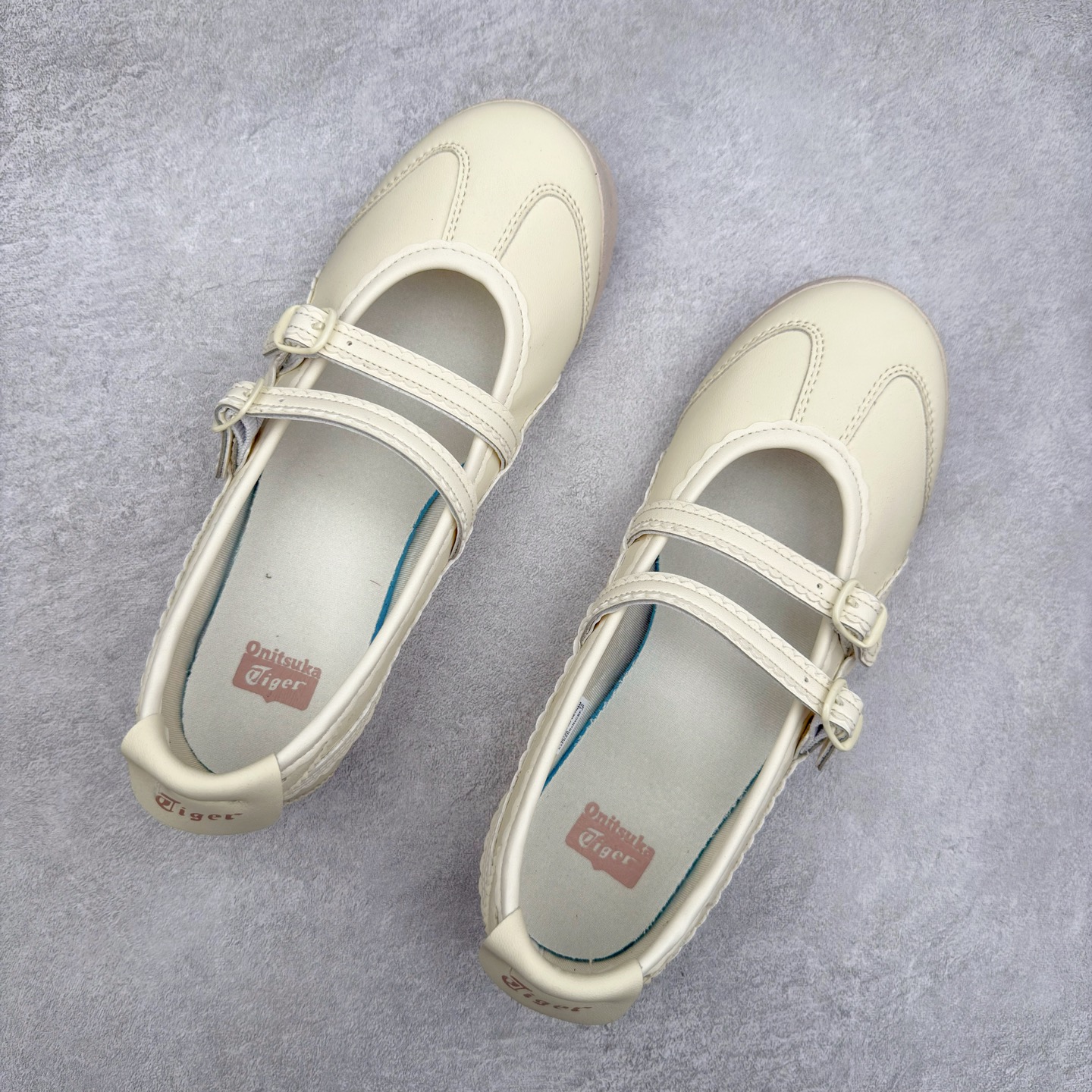 图片[3]-＃DT Onitsuka Tiger MEXICO TGRS 鬼冢虎平跟玛丽珍舞蹈鞋 款演绎芭蕾风潮整鞋以灰色亮面为主色调，搭配奶油色过渡，形成柔和的视觉层次，搭配标志性的双滑动扣带设计装饰，3秒完成松紧调节，呈现出轻盈且充满未来感的视觉效果。鞋侧标志性的虎爪纹搭配白色缝线与鞋头弧线巧妙呼应，波浪形边缘设计打破传统运动鞋的棱角感，既保证运动功能性，又延续了MEXICO 66系列特有的复古跑鞋基因。无论是日常出行还是运动场合，在光线下会折射出丝绸般的光晕，随手一拍就是赛博朋克大片既视感 尺码：36 37 37.5 38 39 39.5 40-选品中心