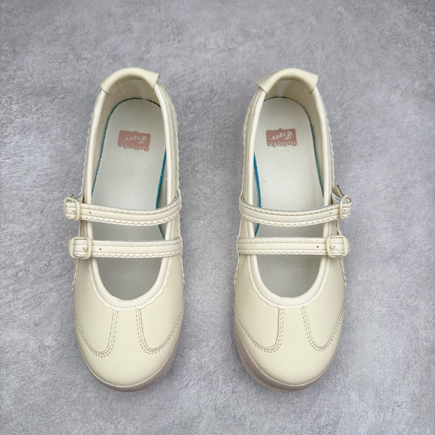 图片[2]-＃DT Onitsuka Tiger MEXICO TGRS 鬼冢虎平跟玛丽珍舞蹈鞋 款演绎芭蕾风潮整鞋以灰色亮面为主色调，搭配奶油色过渡，形成柔和的视觉层次，搭配标志性的双滑动扣带设计装饰，3秒完成松紧调节，呈现出轻盈且充满未来感的视觉效果。鞋侧标志性的虎爪纹搭配白色缝线与鞋头弧线巧妙呼应，波浪形边缘设计打破传统运动鞋的棱角感，既保证运动功能性，又延续了MEXICO 66系列特有的复古跑鞋基因。无论是日常出行还是运动场合，在光线下会折射出丝绸般的光晕，随手一拍就是赛博朋克大片既视感 尺码：36 37 37.5 38 39 39.5 40-选品中心