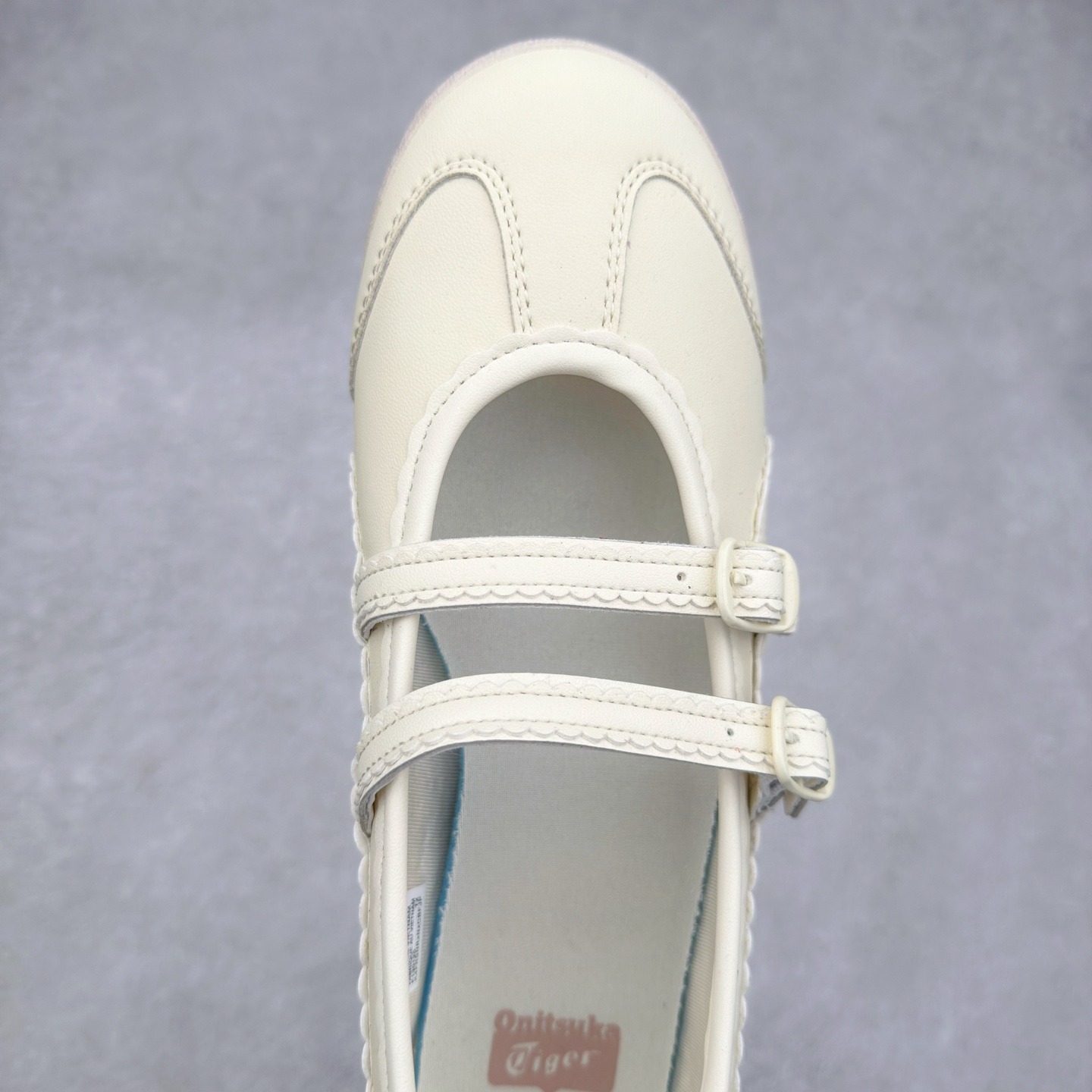 图片[4]-＃DT Onitsuka Tiger MEXICO TGRS 鬼冢虎平跟玛丽珍舞蹈鞋 款演绎芭蕾风潮整鞋以灰色亮面为主色调，搭配奶油色过渡，形成柔和的视觉层次，搭配标志性的双滑动扣带设计装饰，3秒完成松紧调节，呈现出轻盈且充满未来感的视觉效果。鞋侧标志性的虎爪纹搭配白色缝线与鞋头弧线巧妙呼应，波浪形边缘设计打破传统运动鞋的棱角感，既保证运动功能性，又延续了MEXICO 66系列特有的复古跑鞋基因。无论是日常出行还是运动场合，在光线下会折射出丝绸般的光晕，随手一拍就是赛博朋克大片既视感 尺码：36 37 37.5 38 39 39.5 40-选品中心