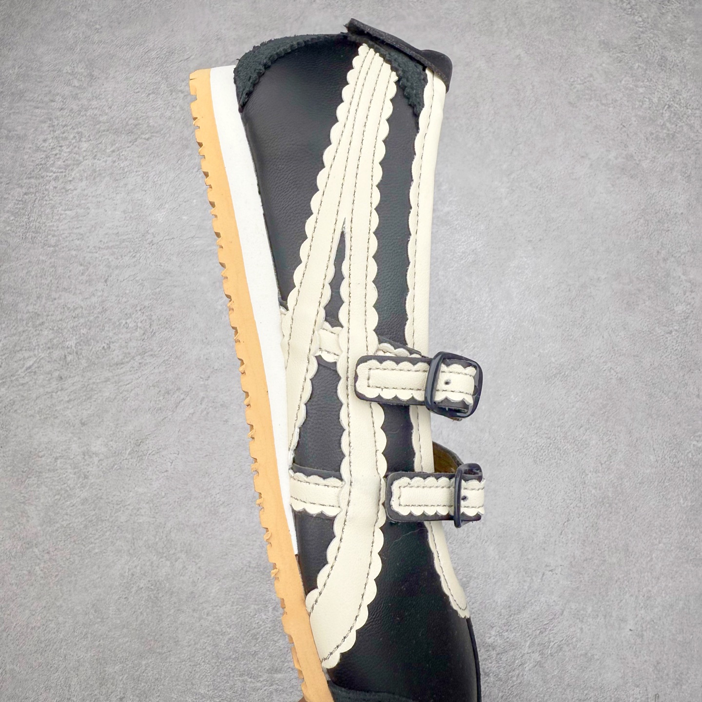 图片[6]-＃DT Onitsuka Tiger MEXICO TGRS 鬼冢虎平跟玛丽珍舞蹈鞋 款演绎芭蕾风潮整鞋以灰色亮面为主色调，搭配奶油色过渡，形成柔和的视觉层次，搭配标志性的双滑动扣带设计装饰，3秒完成松紧调节，呈现出轻盈且充满未来感的视觉效果。鞋侧标志性的虎爪纹搭配白色缝线与鞋头弧线巧妙呼应，波浪形边缘设计打破传统运动鞋的棱角感，既保证运动功能性，又延续了MEXICO 66系列特有的复古跑鞋基因。无论是日常出行还是运动场合，在光线下会折射出丝绸般的光晕，随手一拍就是赛博朋克大片既视感 尺码：36 37 37.5 38 39 39.5 40-选品中心