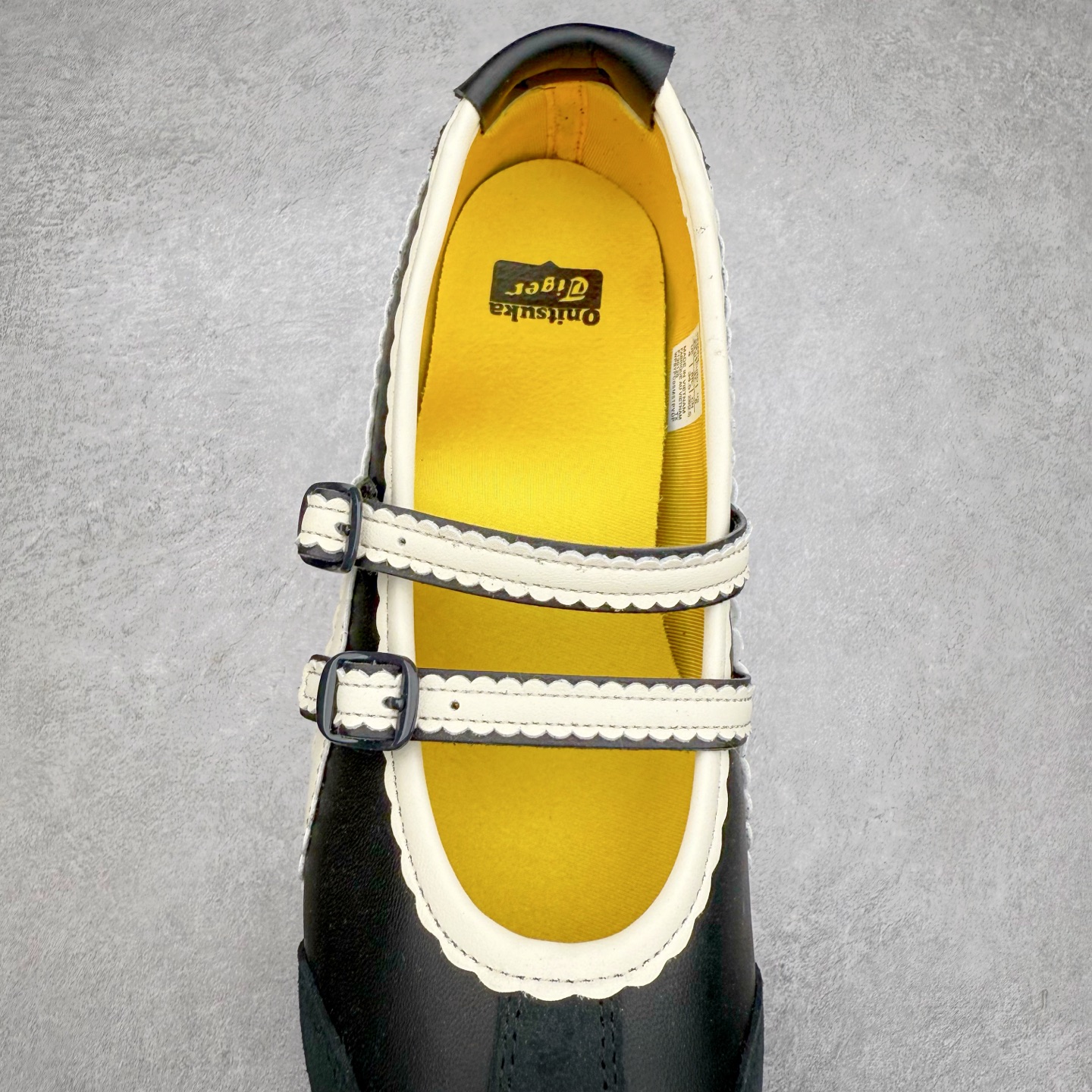 图片[5]-＃DT Onitsuka Tiger MEXICO TGRS 鬼冢虎平跟玛丽珍舞蹈鞋 款演绎芭蕾风潮整鞋以灰色亮面为主色调，搭配奶油色过渡，形成柔和的视觉层次，搭配标志性的双滑动扣带设计装饰，3秒完成松紧调节，呈现出轻盈且充满未来感的视觉效果。鞋侧标志性的虎爪纹搭配白色缝线与鞋头弧线巧妙呼应，波浪形边缘设计打破传统运动鞋的棱角感，既保证运动功能性，又延续了MEXICO 66系列特有的复古跑鞋基因。无论是日常出行还是运动场合，在光线下会折射出丝绸般的光晕，随手一拍就是赛博朋克大片既视感 尺码：36 37 37.5 38 39 39.5 40-选品中心