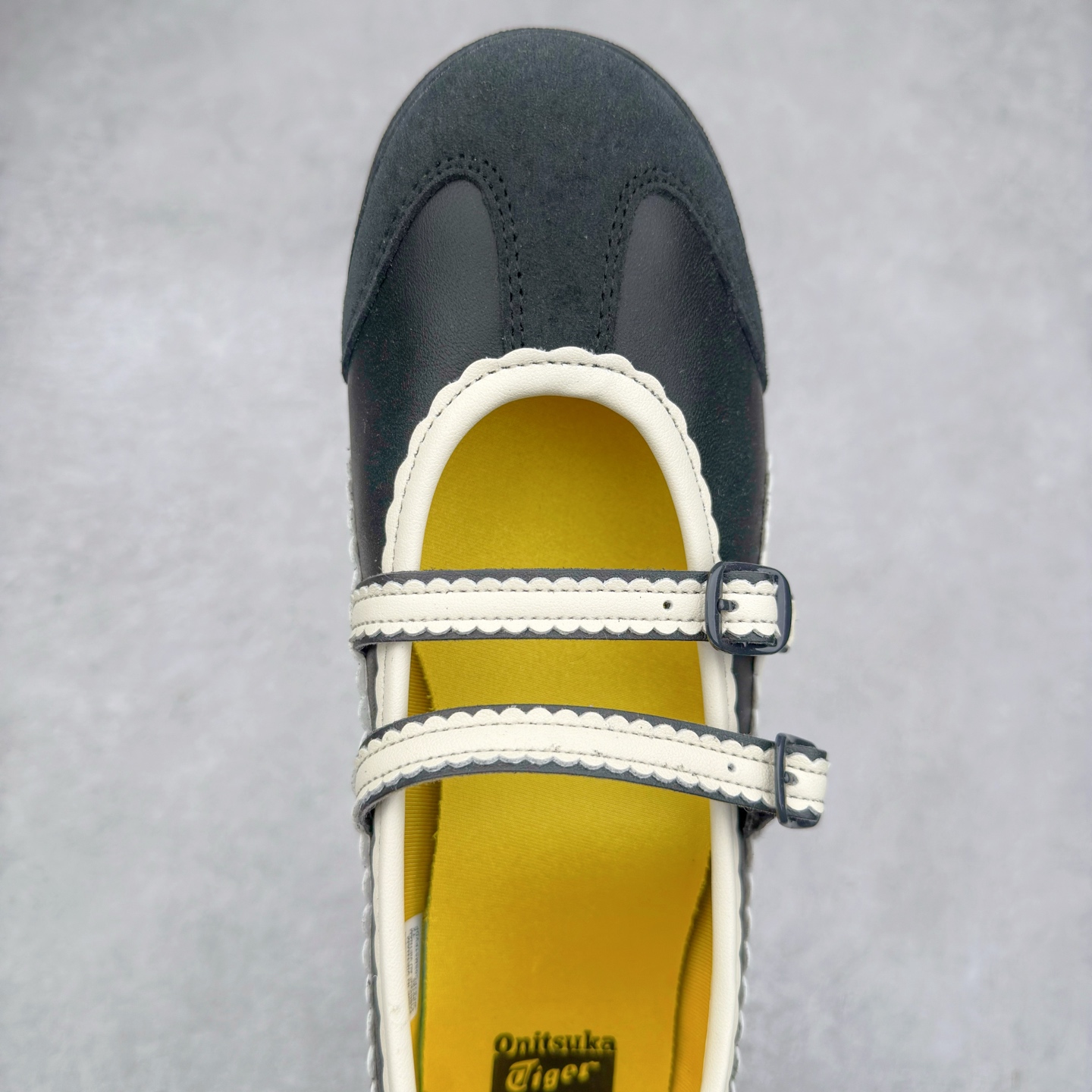 图片[4]-＃DT Onitsuka Tiger MEXICO TGRS 鬼冢虎平跟玛丽珍舞蹈鞋 款演绎芭蕾风潮整鞋以灰色亮面为主色调，搭配奶油色过渡，形成柔和的视觉层次，搭配标志性的双滑动扣带设计装饰，3秒完成松紧调节，呈现出轻盈且充满未来感的视觉效果。鞋侧标志性的虎爪纹搭配白色缝线与鞋头弧线巧妙呼应，波浪形边缘设计打破传统运动鞋的棱角感，既保证运动功能性，又延续了MEXICO 66系列特有的复古跑鞋基因。无论是日常出行还是运动场合，在光线下会折射出丝绸般的光晕，随手一拍就是赛博朋克大片既视感 尺码：36 37 37.5 38 39 39.5 40-选品中心