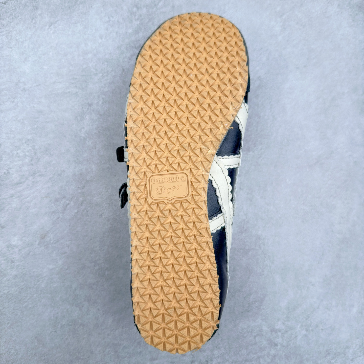 图片[9]-＃DT Onitsuka Tiger MEXICO TGRS 鬼冢虎平跟玛丽珍舞蹈鞋 款演绎芭蕾风潮整鞋以灰色亮面为主色调，搭配奶油色过渡，形成柔和的视觉层次，搭配标志性的双滑动扣带设计装饰，3秒完成松紧调节，呈现出轻盈且充满未来感的视觉效果。鞋侧标志性的虎爪纹搭配白色缝线与鞋头弧线巧妙呼应，波浪形边缘设计打破传统运动鞋的棱角感，既保证运动功能性，又延续了MEXICO 66系列特有的复古跑鞋基因。无论是日常出行还是运动场合，在光线下会折射出丝绸般的光晕，随手一拍就是赛博朋克大片既视感 尺码：36 37 37.5 38 39 39.5 40-选品中心