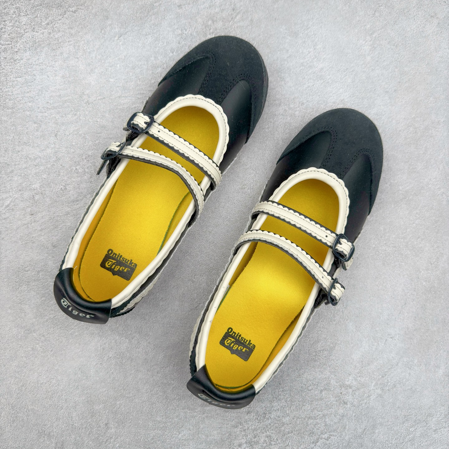 图片[3]-＃DT Onitsuka Tiger MEXICO TGRS 鬼冢虎平跟玛丽珍舞蹈鞋 款演绎芭蕾风潮整鞋以灰色亮面为主色调，搭配奶油色过渡，形成柔和的视觉层次，搭配标志性的双滑动扣带设计装饰，3秒完成松紧调节，呈现出轻盈且充满未来感的视觉效果。鞋侧标志性的虎爪纹搭配白色缝线与鞋头弧线巧妙呼应，波浪形边缘设计打破传统运动鞋的棱角感，既保证运动功能性，又延续了MEXICO 66系列特有的复古跑鞋基因。无论是日常出行还是运动场合，在光线下会折射出丝绸般的光晕，随手一拍就是赛博朋克大片既视感 尺码：36 37 37.5 38 39 39.5 40-选品中心