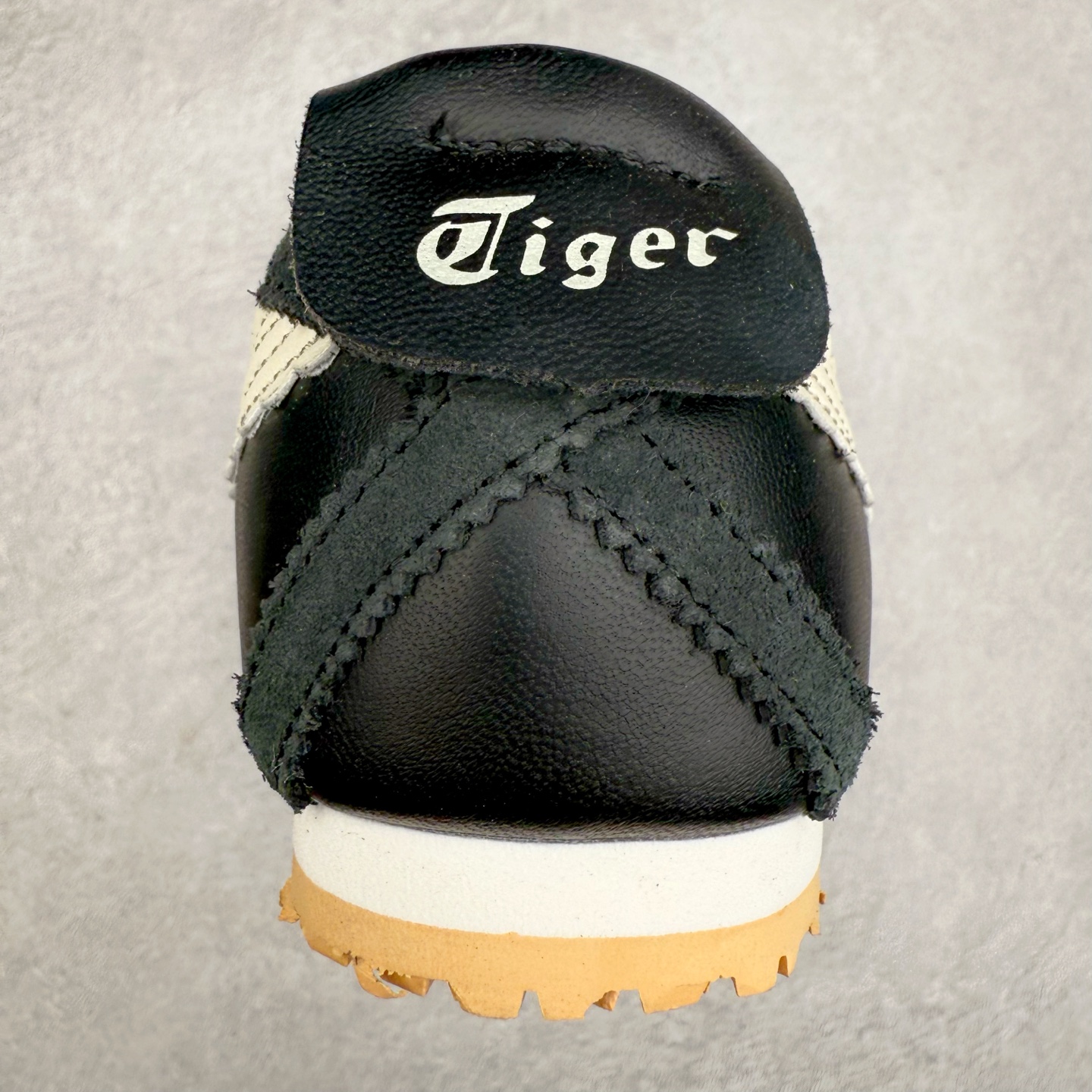 图片[8]-＃DT Onitsuka Tiger MEXICO TGRS 鬼冢虎平跟玛丽珍舞蹈鞋 款演绎芭蕾风潮整鞋以灰色亮面为主色调，搭配奶油色过渡，形成柔和的视觉层次，搭配标志性的双滑动扣带设计装饰，3秒完成松紧调节，呈现出轻盈且充满未来感的视觉效果。鞋侧标志性的虎爪纹搭配白色缝线与鞋头弧线巧妙呼应，波浪形边缘设计打破传统运动鞋的棱角感，既保证运动功能性，又延续了MEXICO 66系列特有的复古跑鞋基因。无论是日常出行还是运动场合，在光线下会折射出丝绸般的光晕，随手一拍就是赛博朋克大片既视感 尺码：36 37 37.5 38 39 39.5 40-选品中心