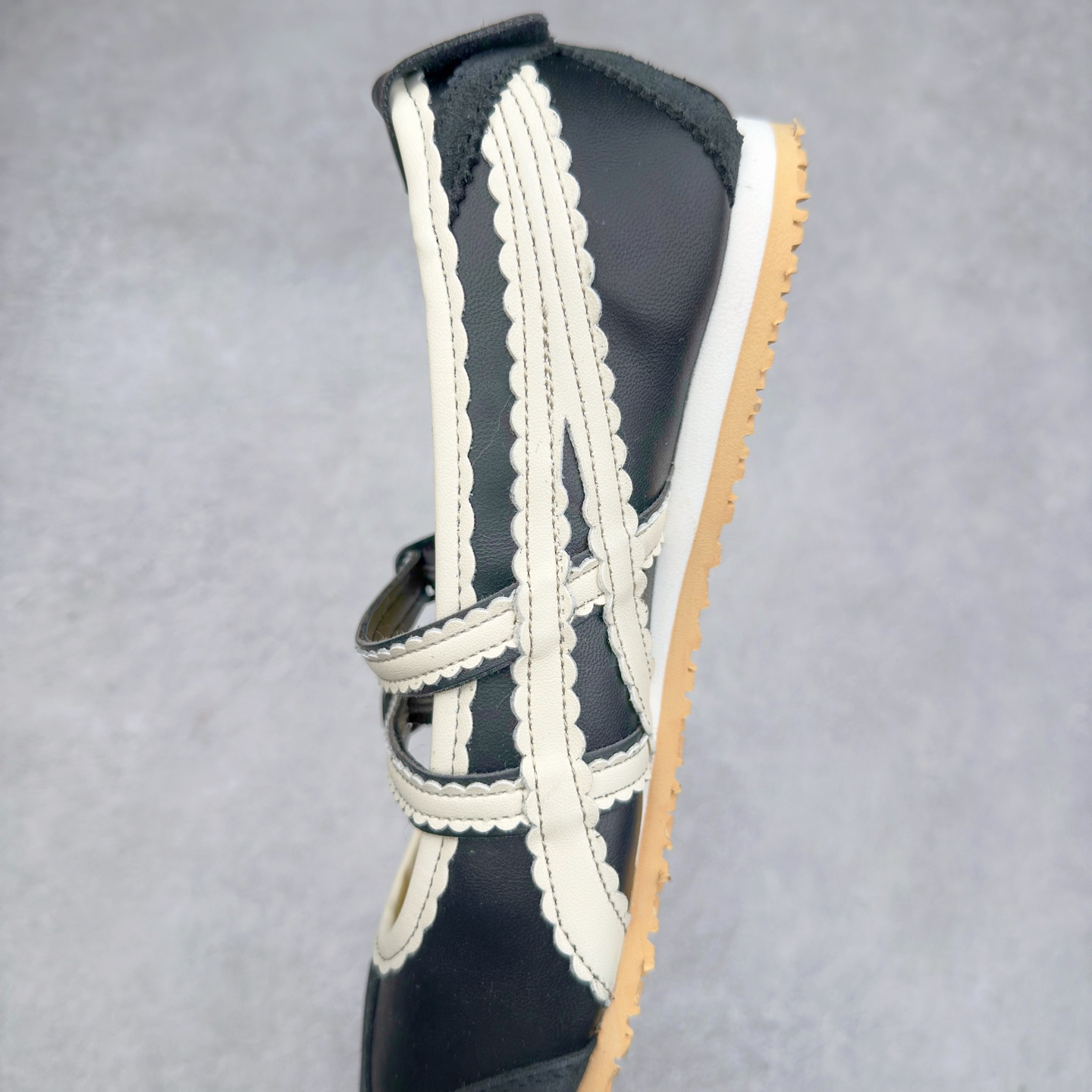 图片[7]-＃DT Onitsuka Tiger MEXICO TGRS 鬼冢虎平跟玛丽珍舞蹈鞋 款演绎芭蕾风潮整鞋以灰色亮面为主色调，搭配奶油色过渡，形成柔和的视觉层次，搭配标志性的双滑动扣带设计装饰，3秒完成松紧调节，呈现出轻盈且充满未来感的视觉效果。鞋侧标志性的虎爪纹搭配白色缝线与鞋头弧线巧妙呼应，波浪形边缘设计打破传统运动鞋的棱角感，既保证运动功能性，又延续了MEXICO 66系列特有的复古跑鞋基因。无论是日常出行还是运动场合，在光线下会折射出丝绸般的光晕，随手一拍就是赛博朋克大片既视感 尺码：36 37 37.5 38 39 39.5 40-选品中心