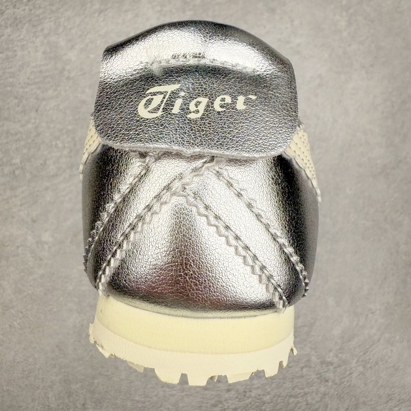 图片[8]-＃DT Onitsuka Tiger MEXICO TGRS 鬼冢虎平跟玛丽珍舞蹈鞋 款演绎芭蕾风潮整鞋以灰色亮面为主色调，搭配奶油色过渡，形成柔和的视觉层次，搭配标志性的双滑动扣带设计装饰，3秒完成松紧调节，呈现出轻盈且充满未来感的视觉效果。鞋侧标志性的虎爪纹搭配白色缝线与鞋头弧线巧妙呼应，波浪形边缘设计打破传统运动鞋的棱角感，既保证运动功能性，又延续了MEXICO 66系列特有的复古跑鞋基因。无论是日常出行还是运动场合，在光线下会折射出丝绸般的光晕，随手一拍就是赛博朋克大片既视感 尺码：36 37 37.5 38 39 39.5 40-选品中心