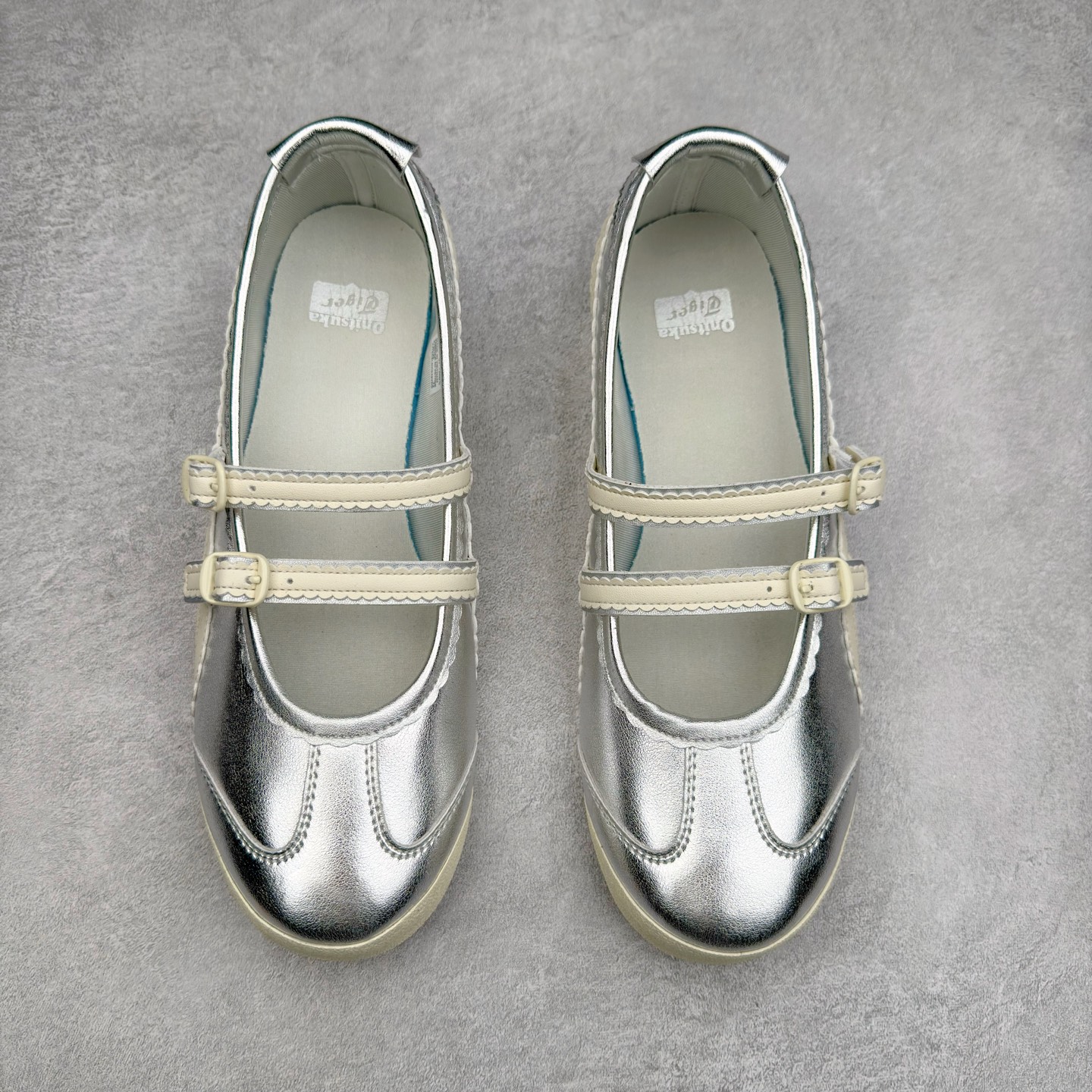 图片[2]-＃DT Onitsuka Tiger MEXICO TGRS 鬼冢虎平跟玛丽珍舞蹈鞋 款演绎芭蕾风潮整鞋以灰色亮面为主色调，搭配奶油色过渡，形成柔和的视觉层次，搭配标志性的双滑动扣带设计装饰，3秒完成松紧调节，呈现出轻盈且充满未来感的视觉效果。鞋侧标志性的虎爪纹搭配白色缝线与鞋头弧线巧妙呼应，波浪形边缘设计打破传统运动鞋的棱角感，既保证运动功能性，又延续了MEXICO 66系列特有的复古跑鞋基因。无论是日常出行还是运动场合，在光线下会折射出丝绸般的光晕，随手一拍就是赛博朋克大片既视感 尺码：36 37 37.5 38 39 39.5 40-选品中心