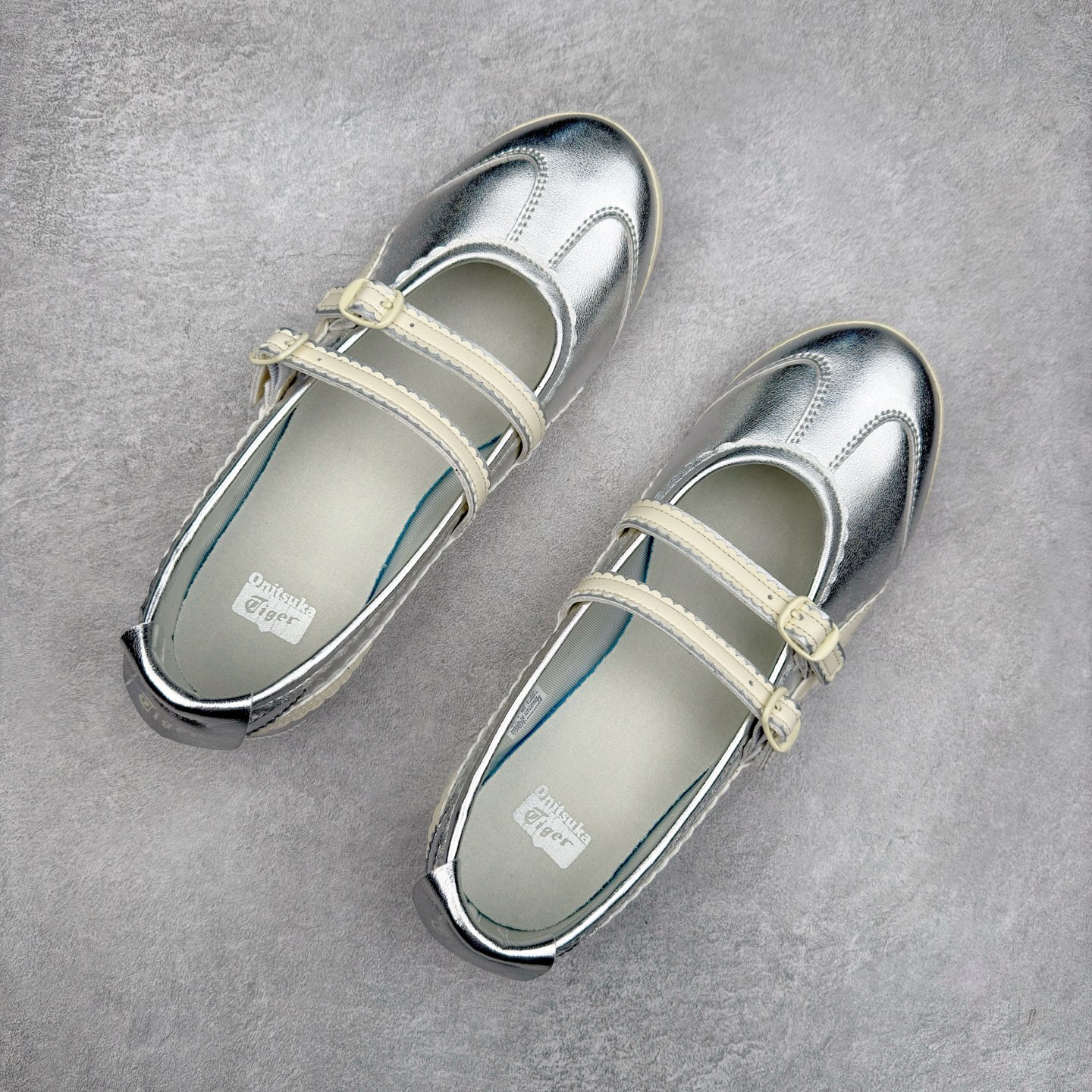 图片[3]-＃DT Onitsuka Tiger MEXICO TGRS 鬼冢虎平跟玛丽珍舞蹈鞋 款演绎芭蕾风潮整鞋以灰色亮面为主色调，搭配奶油色过渡，形成柔和的视觉层次，搭配标志性的双滑动扣带设计装饰，3秒完成松紧调节，呈现出轻盈且充满未来感的视觉效果。鞋侧标志性的虎爪纹搭配白色缝线与鞋头弧线巧妙呼应，波浪形边缘设计打破传统运动鞋的棱角感，既保证运动功能性，又延续了MEXICO 66系列特有的复古跑鞋基因。无论是日常出行还是运动场合，在光线下会折射出丝绸般的光晕，随手一拍就是赛博朋克大片既视感 尺码：36 37 37.5 38 39 39.5 40-选品中心