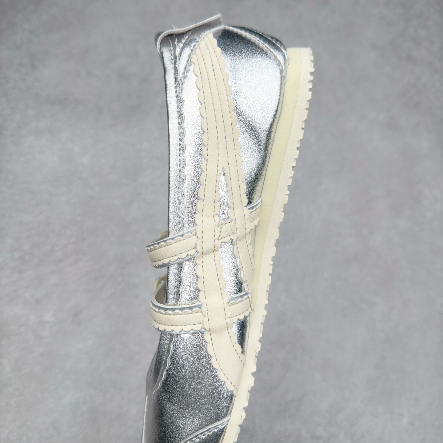 图片[7]-＃DT Onitsuka Tiger MEXICO TGRS 鬼冢虎平跟玛丽珍舞蹈鞋 款演绎芭蕾风潮整鞋以灰色亮面为主色调，搭配奶油色过渡，形成柔和的视觉层次，搭配标志性的双滑动扣带设计装饰，3秒完成松紧调节，呈现出轻盈且充满未来感的视觉效果。鞋侧标志性的虎爪纹搭配白色缝线与鞋头弧线巧妙呼应，波浪形边缘设计打破传统运动鞋的棱角感，既保证运动功能性，又延续了MEXICO 66系列特有的复古跑鞋基因。无论是日常出行还是运动场合，在光线下会折射出丝绸般的光晕，随手一拍就是赛博朋克大片既视感 尺码：36 37 37.5 38 39 39.5 40-选品中心