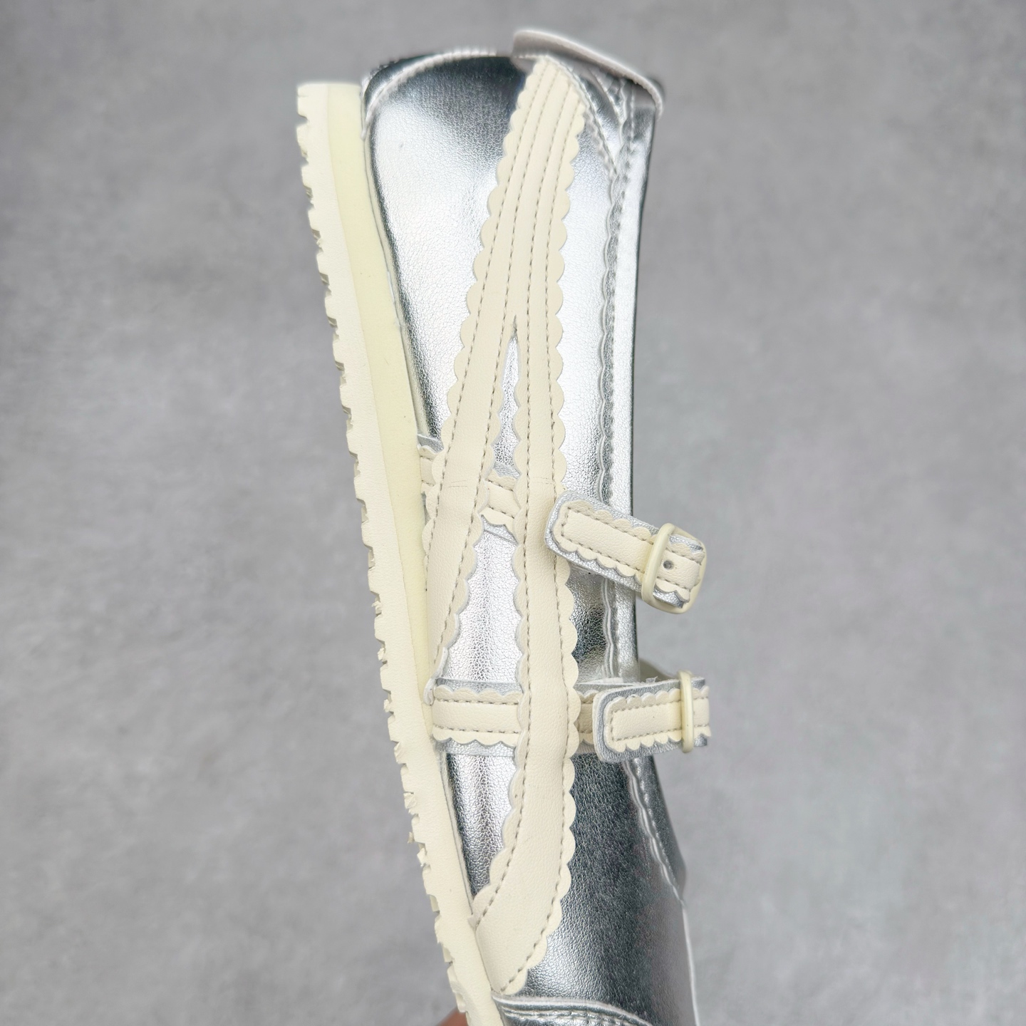图片[6]-＃DT Onitsuka Tiger MEXICO TGRS 鬼冢虎平跟玛丽珍舞蹈鞋 款演绎芭蕾风潮整鞋以灰色亮面为主色调，搭配奶油色过渡，形成柔和的视觉层次，搭配标志性的双滑动扣带设计装饰，3秒完成松紧调节，呈现出轻盈且充满未来感的视觉效果。鞋侧标志性的虎爪纹搭配白色缝线与鞋头弧线巧妙呼应，波浪形边缘设计打破传统运动鞋的棱角感，既保证运动功能性，又延续了MEXICO 66系列特有的复古跑鞋基因。无论是日常出行还是运动场合，在光线下会折射出丝绸般的光晕，随手一拍就是赛博朋克大片既视感 尺码：36 37 37.5 38 39 39.5 40-选品中心