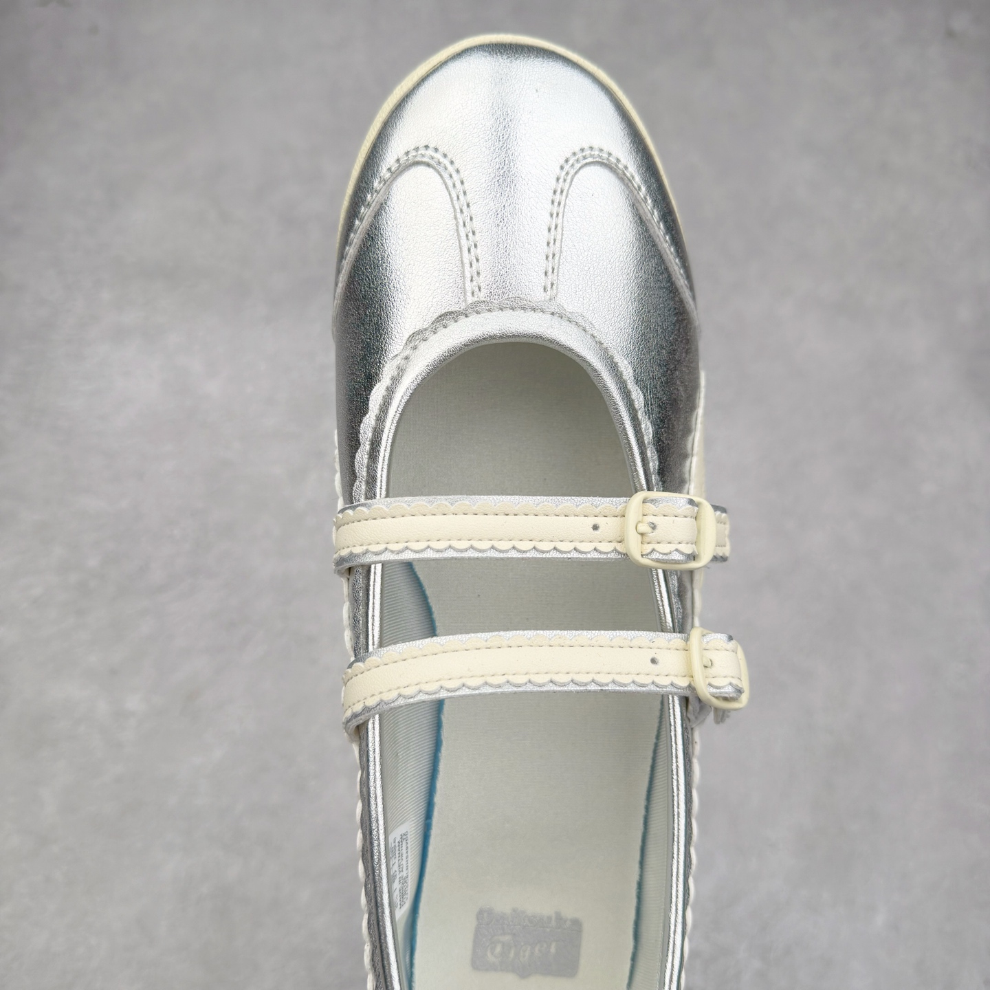 图片[4]-＃DT Onitsuka Tiger MEXICO TGRS 鬼冢虎平跟玛丽珍舞蹈鞋 款演绎芭蕾风潮整鞋以灰色亮面为主色调，搭配奶油色过渡，形成柔和的视觉层次，搭配标志性的双滑动扣带设计装饰，3秒完成松紧调节，呈现出轻盈且充满未来感的视觉效果。鞋侧标志性的虎爪纹搭配白色缝线与鞋头弧线巧妙呼应，波浪形边缘设计打破传统运动鞋的棱角感，既保证运动功能性，又延续了MEXICO 66系列特有的复古跑鞋基因。无论是日常出行还是运动场合，在光线下会折射出丝绸般的光晕，随手一拍就是赛博朋克大片既视感 尺码：36 37 37.5 38 39 39.5 40-选品中心