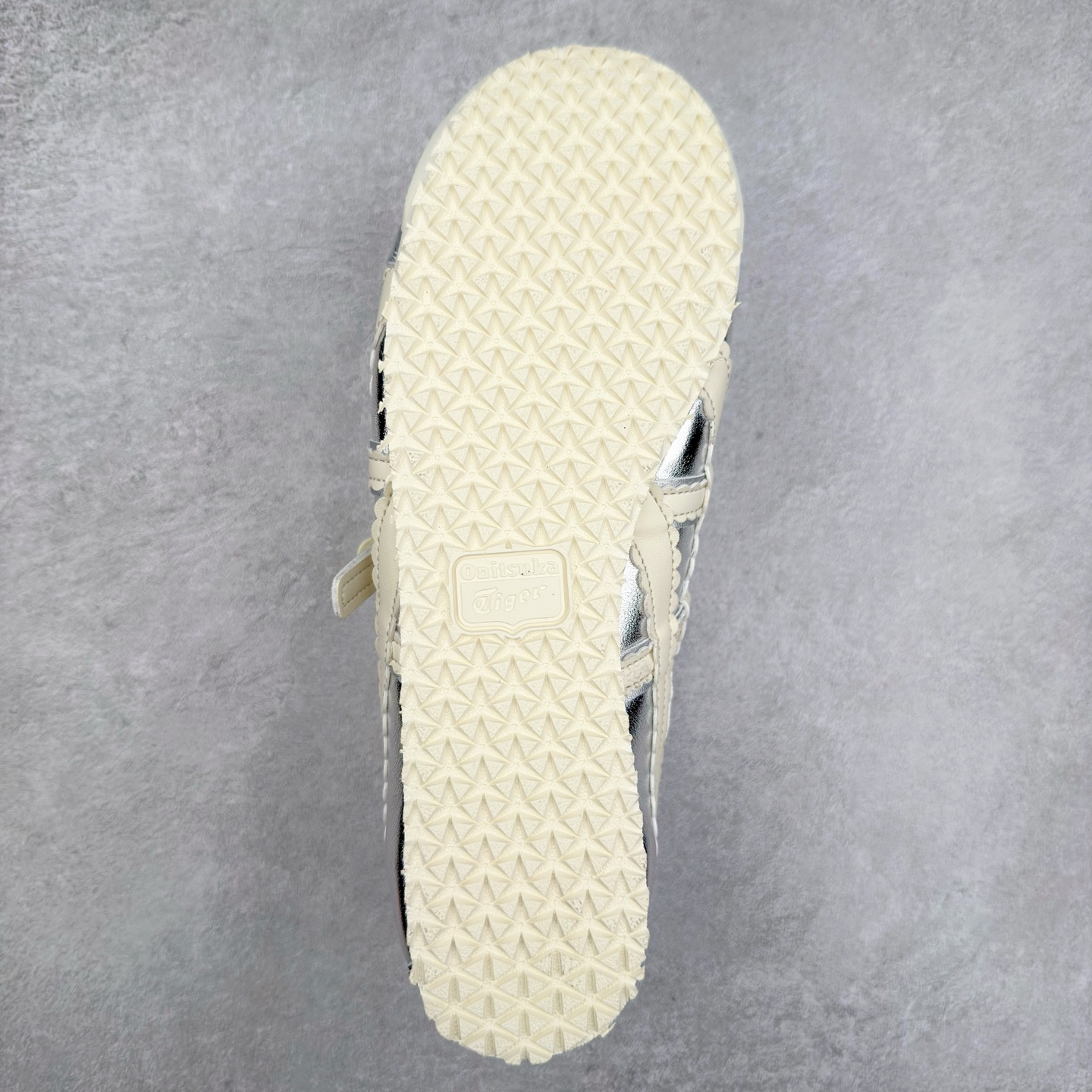 图片[9]-＃DT Onitsuka Tiger MEXICO TGRS 鬼冢虎平跟玛丽珍舞蹈鞋 款演绎芭蕾风潮整鞋以灰色亮面为主色调，搭配奶油色过渡，形成柔和的视觉层次，搭配标志性的双滑动扣带设计装饰，3秒完成松紧调节，呈现出轻盈且充满未来感的视觉效果。鞋侧标志性的虎爪纹搭配白色缝线与鞋头弧线巧妙呼应，波浪形边缘设计打破传统运动鞋的棱角感，既保证运动功能性，又延续了MEXICO 66系列特有的复古跑鞋基因。无论是日常出行还是运动场合，在光线下会折射出丝绸般的光晕，随手一拍就是赛博朋克大片既视感 尺码：36 37 37.5 38 39 39.5 40-选品中心