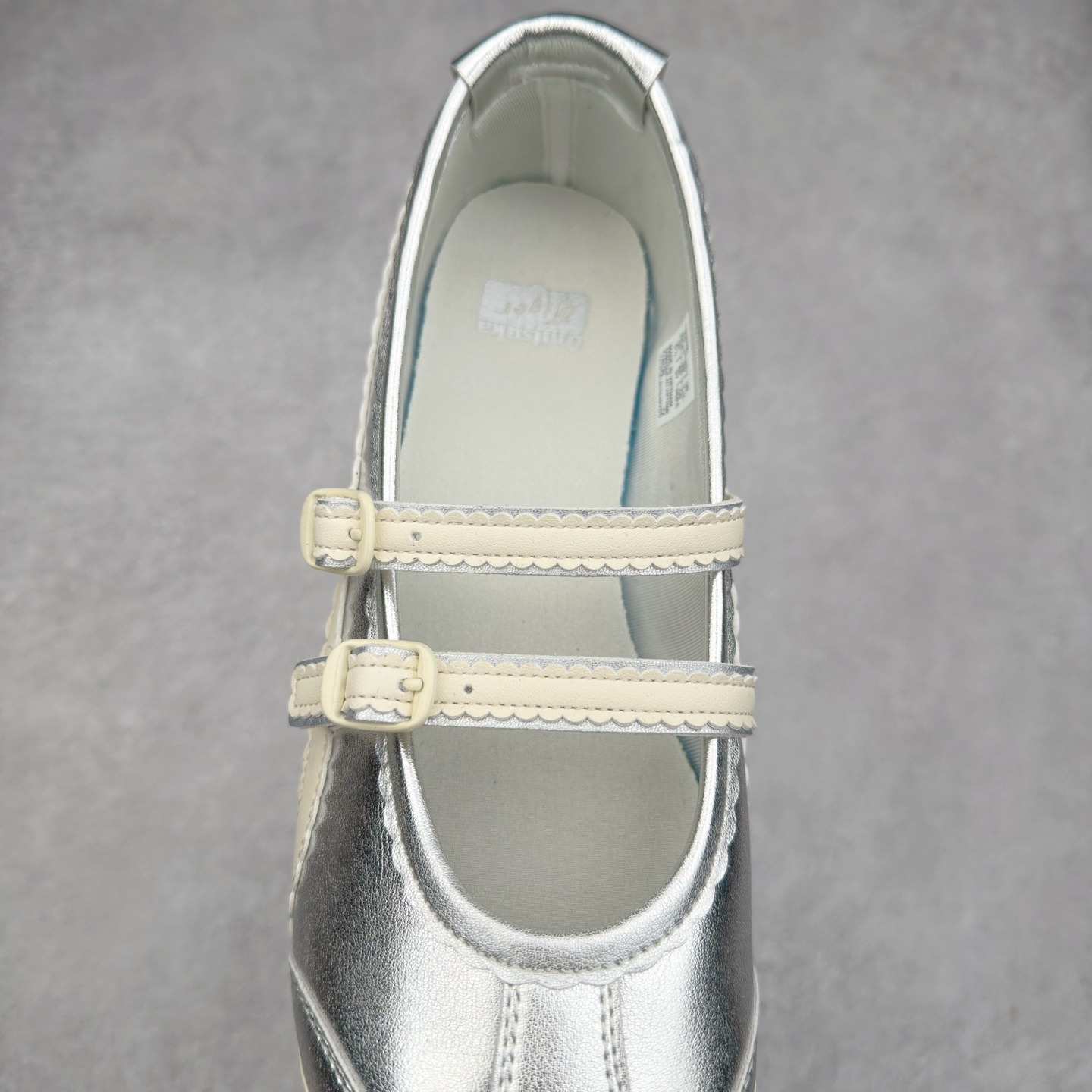 图片[5]-＃DT Onitsuka Tiger MEXICO TGRS 鬼冢虎平跟玛丽珍舞蹈鞋 款演绎芭蕾风潮整鞋以灰色亮面为主色调，搭配奶油色过渡，形成柔和的视觉层次，搭配标志性的双滑动扣带设计装饰，3秒完成松紧调节，呈现出轻盈且充满未来感的视觉效果。鞋侧标志性的虎爪纹搭配白色缝线与鞋头弧线巧妙呼应，波浪形边缘设计打破传统运动鞋的棱角感，既保证运动功能性，又延续了MEXICO 66系列特有的复古跑鞋基因。无论是日常出行还是运动场合，在光线下会折射出丝绸般的光晕，随手一拍就是赛博朋克大片既视感 尺码：36 37 37.5 38 39 39.5 40-选品中心