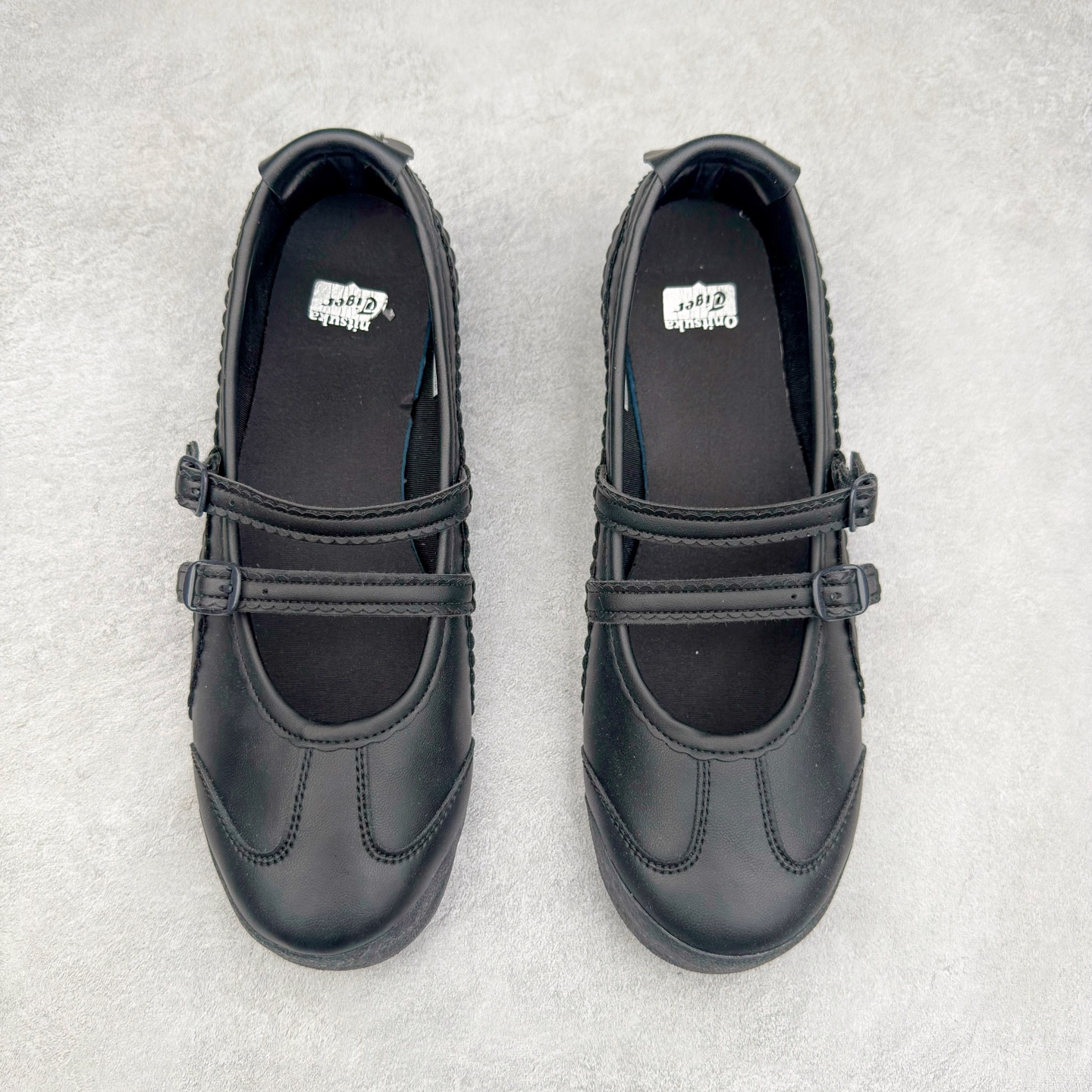 图片[2]-＃DT Onitsuka Tiger MEXICO TGRS 鬼冢虎平跟玛丽珍舞蹈鞋 款演绎芭蕾风潮整鞋以灰色亮面为主色调，搭配奶油色过渡，形成柔和的视觉层次，搭配标志性的双滑动扣带设计装饰，3秒完成松紧调节，呈现出轻盈且充满未来感的视觉效果。鞋侧标志性的虎爪纹搭配白色缝线与鞋头弧线巧妙呼应，波浪形边缘设计打破传统运动鞋的棱角感，既保证运动功能性，又延续了MEXICO 66系列特有的复古跑鞋基因。无论是日常出行还是运动场合，在光线下会折射出丝绸般的光晕，随手一拍就是赛博朋克大片既视感 尺码：36 37 37.5 38 39 39.5 40-选品中心