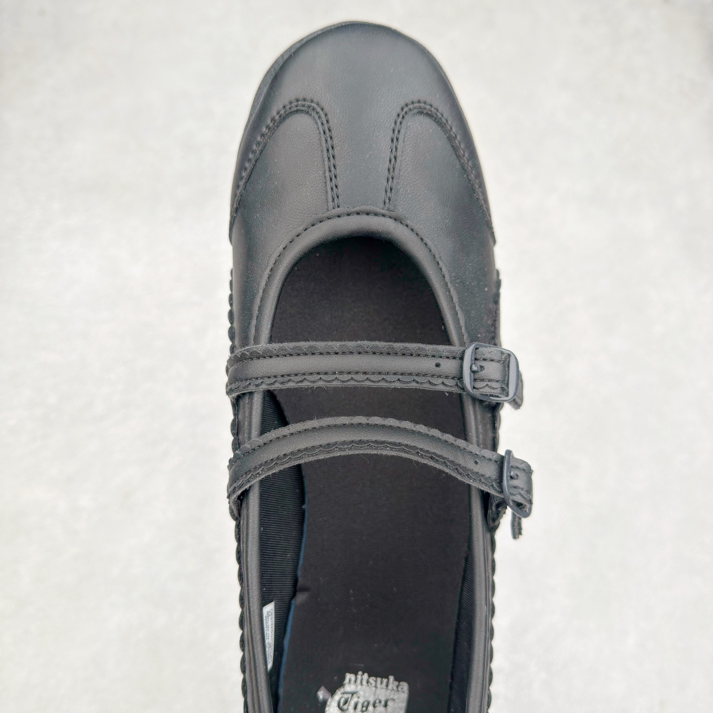 图片[4]-＃DT Onitsuka Tiger MEXICO TGRS 鬼冢虎平跟玛丽珍舞蹈鞋 款演绎芭蕾风潮整鞋以灰色亮面为主色调，搭配奶油色过渡，形成柔和的视觉层次，搭配标志性的双滑动扣带设计装饰，3秒完成松紧调节，呈现出轻盈且充满未来感的视觉效果。鞋侧标志性的虎爪纹搭配白色缝线与鞋头弧线巧妙呼应，波浪形边缘设计打破传统运动鞋的棱角感，既保证运动功能性，又延续了MEXICO 66系列特有的复古跑鞋基因。无论是日常出行还是运动场合，在光线下会折射出丝绸般的光晕，随手一拍就是赛博朋克大片既视感 尺码：36 37 37.5 38 39 39.5 40-选品中心