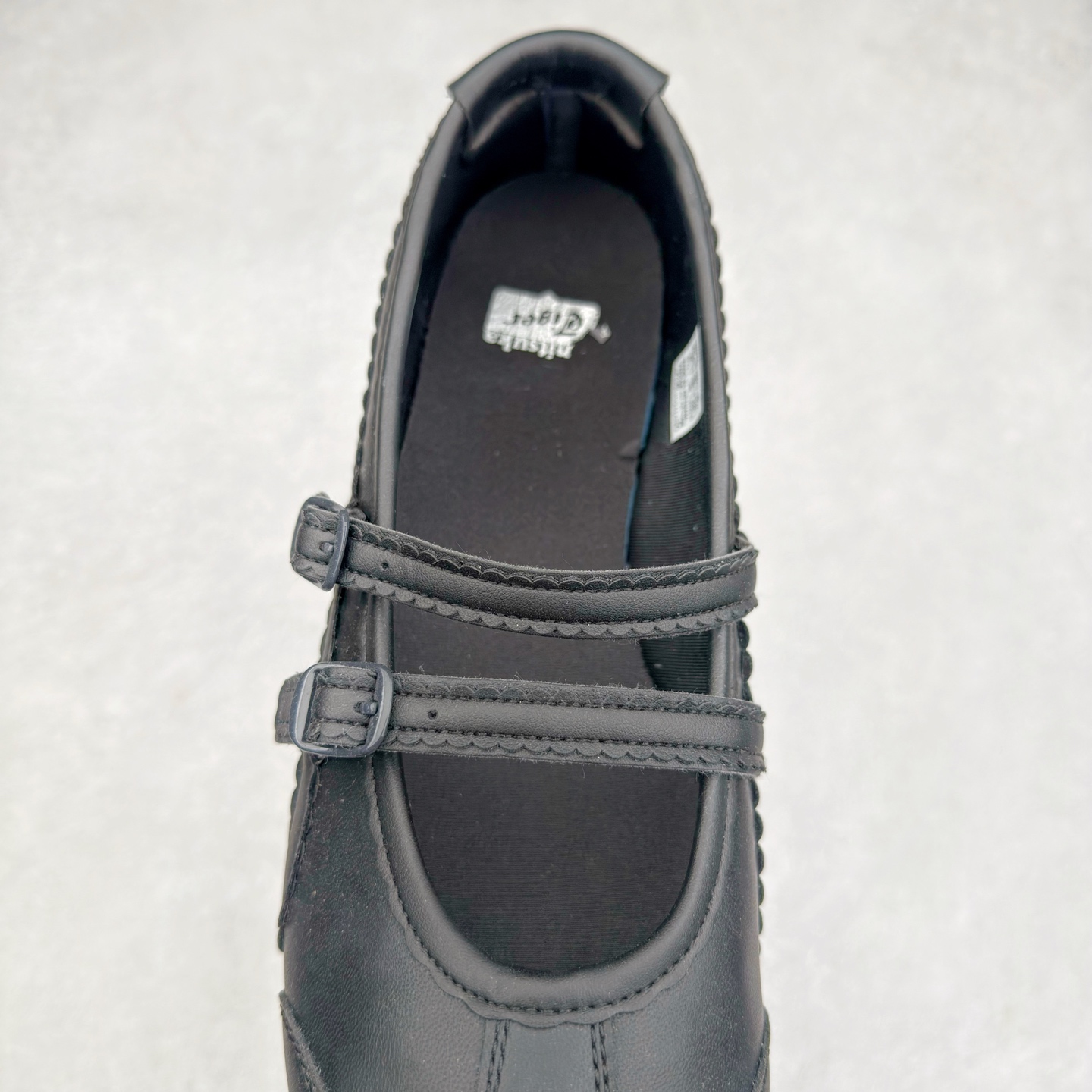 图片[5]-＃DT Onitsuka Tiger MEXICO TGRS 鬼冢虎平跟玛丽珍舞蹈鞋 款演绎芭蕾风潮整鞋以灰色亮面为主色调，搭配奶油色过渡，形成柔和的视觉层次，搭配标志性的双滑动扣带设计装饰，3秒完成松紧调节，呈现出轻盈且充满未来感的视觉效果。鞋侧标志性的虎爪纹搭配白色缝线与鞋头弧线巧妙呼应，波浪形边缘设计打破传统运动鞋的棱角感，既保证运动功能性，又延续了MEXICO 66系列特有的复古跑鞋基因。无论是日常出行还是运动场合，在光线下会折射出丝绸般的光晕，随手一拍就是赛博朋克大片既视感 尺码：36 37 37.5 38 39 39.5 40-选品中心