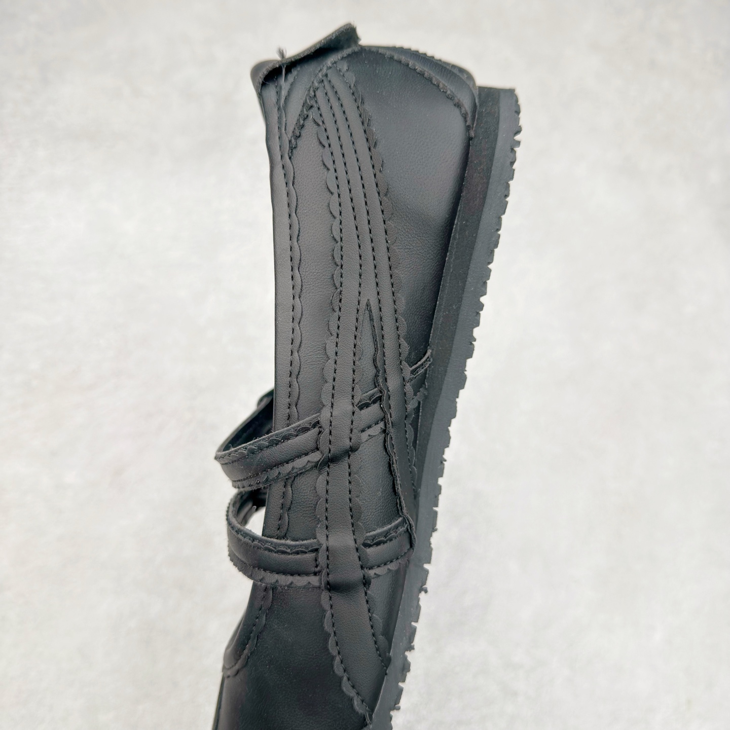 图片[7]-＃DT Onitsuka Tiger MEXICO TGRS 鬼冢虎平跟玛丽珍舞蹈鞋 款演绎芭蕾风潮整鞋以灰色亮面为主色调，搭配奶油色过渡，形成柔和的视觉层次，搭配标志性的双滑动扣带设计装饰，3秒完成松紧调节，呈现出轻盈且充满未来感的视觉效果。鞋侧标志性的虎爪纹搭配白色缝线与鞋头弧线巧妙呼应，波浪形边缘设计打破传统运动鞋的棱角感，既保证运动功能性，又延续了MEXICO 66系列特有的复古跑鞋基因。无论是日常出行还是运动场合，在光线下会折射出丝绸般的光晕，随手一拍就是赛博朋克大片既视感 尺码：36 37 37.5 38 39 39.5 40-选品中心