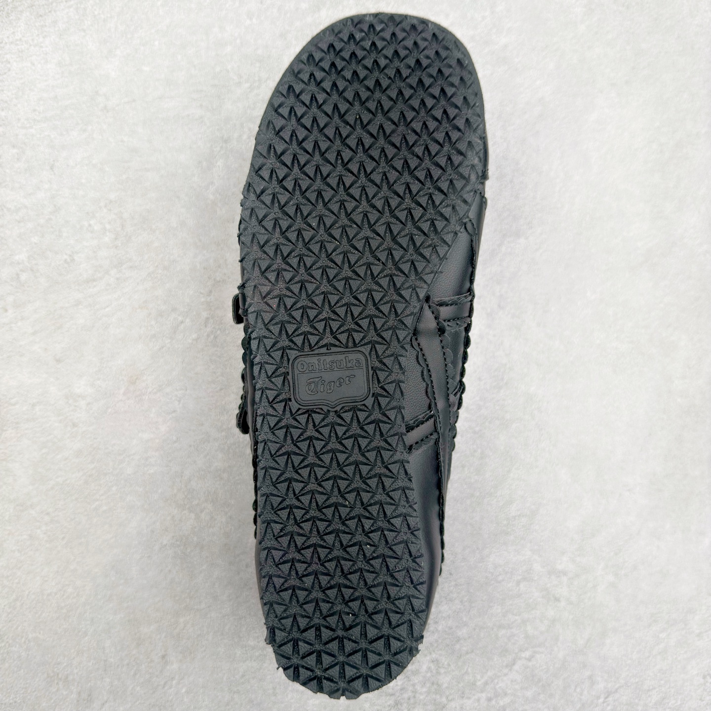 图片[8]-＃DT Onitsuka Tiger MEXICO TGRS 鬼冢虎平跟玛丽珍舞蹈鞋 款演绎芭蕾风潮整鞋以灰色亮面为主色调，搭配奶油色过渡，形成柔和的视觉层次，搭配标志性的双滑动扣带设计装饰，3秒完成松紧调节，呈现出轻盈且充满未来感的视觉效果。鞋侧标志性的虎爪纹搭配白色缝线与鞋头弧线巧妙呼应，波浪形边缘设计打破传统运动鞋的棱角感，既保证运动功能性，又延续了MEXICO 66系列特有的复古跑鞋基因。无论是日常出行还是运动场合，在光线下会折射出丝绸般的光晕，随手一拍就是赛博朋克大片既视感 尺码：36 37 37.5 38 39 39.5 40-选品中心