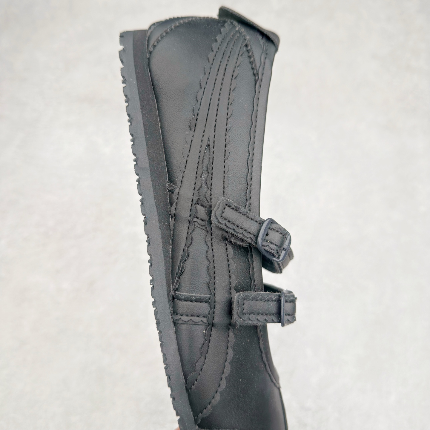 图片[6]-＃DT Onitsuka Tiger MEXICO TGRS 鬼冢虎平跟玛丽珍舞蹈鞋 款演绎芭蕾风潮整鞋以灰色亮面为主色调，搭配奶油色过渡，形成柔和的视觉层次，搭配标志性的双滑动扣带设计装饰，3秒完成松紧调节，呈现出轻盈且充满未来感的视觉效果。鞋侧标志性的虎爪纹搭配白色缝线与鞋头弧线巧妙呼应，波浪形边缘设计打破传统运动鞋的棱角感，既保证运动功能性，又延续了MEXICO 66系列特有的复古跑鞋基因。无论是日常出行还是运动场合，在光线下会折射出丝绸般的光晕，随手一拍就是赛博朋克大片既视感 尺码：36 37 37.5 38 39 39.5 40-选品中心