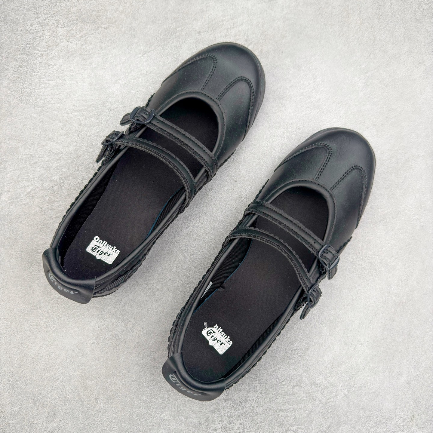 图片[3]-＃DT Onitsuka Tiger MEXICO TGRS 鬼冢虎平跟玛丽珍舞蹈鞋 款演绎芭蕾风潮整鞋以灰色亮面为主色调，搭配奶油色过渡，形成柔和的视觉层次，搭配标志性的双滑动扣带设计装饰，3秒完成松紧调节，呈现出轻盈且充满未来感的视觉效果。鞋侧标志性的虎爪纹搭配白色缝线与鞋头弧线巧妙呼应，波浪形边缘设计打破传统运动鞋的棱角感，既保证运动功能性，又延续了MEXICO 66系列特有的复古跑鞋基因。无论是日常出行还是运动场合，在光线下会折射出丝绸般的光晕，随手一拍就是赛博朋克大片既视感 尺码：36 37 37.5 38 39 39.5 40-选品中心