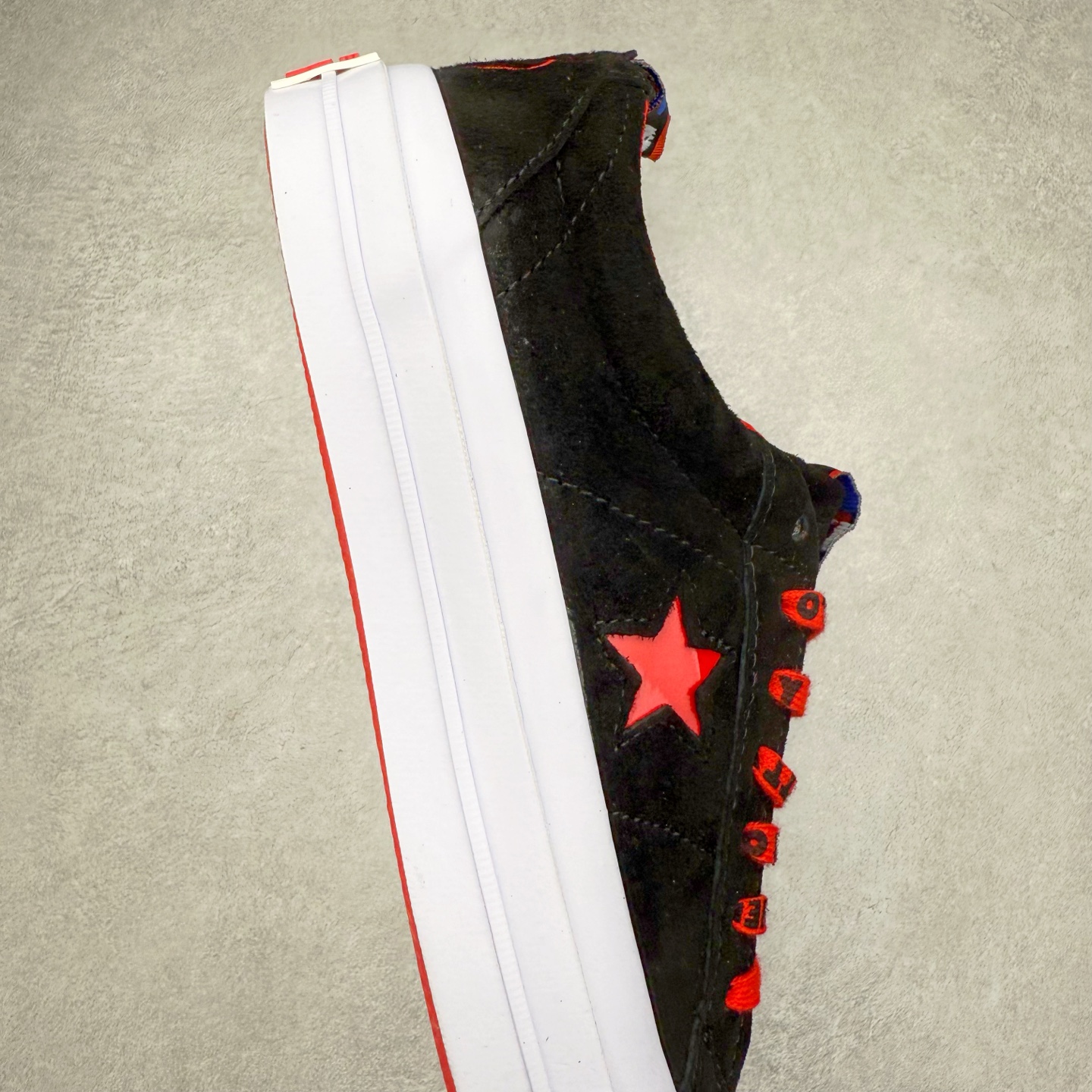 图片[6]-Converse x Hello Kitty 联名 结合经典的One Star鞋款 黑色鞋身搭配侧面红色星星Logo 凯蒂猫提拉 细节点缀非常巧妙 充满趣味性 彻底释放你的公举心 翻毛皮材质 质感拉满 货号：163904C 尺码：35 36 39.5 37 37.5 38 39 40 41 41.5 42 42.5 43 44-选品中心