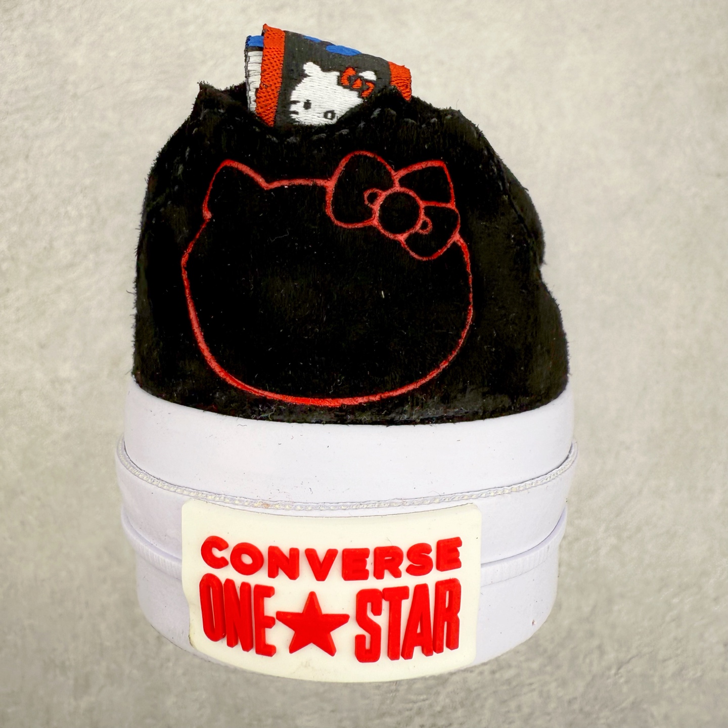 图片[8]-Converse x Hello Kitty 联名 结合经典的One Star鞋款 黑色鞋身搭配侧面红色星星Logo 凯蒂猫提拉 细节点缀非常巧妙 充满趣味性 彻底释放你的公举心 翻毛皮材质 质感拉满 货号：163904C 尺码：35 36 39.5 37 37.5 38 39 40 41 41.5 42 42.5 43 44-选品中心