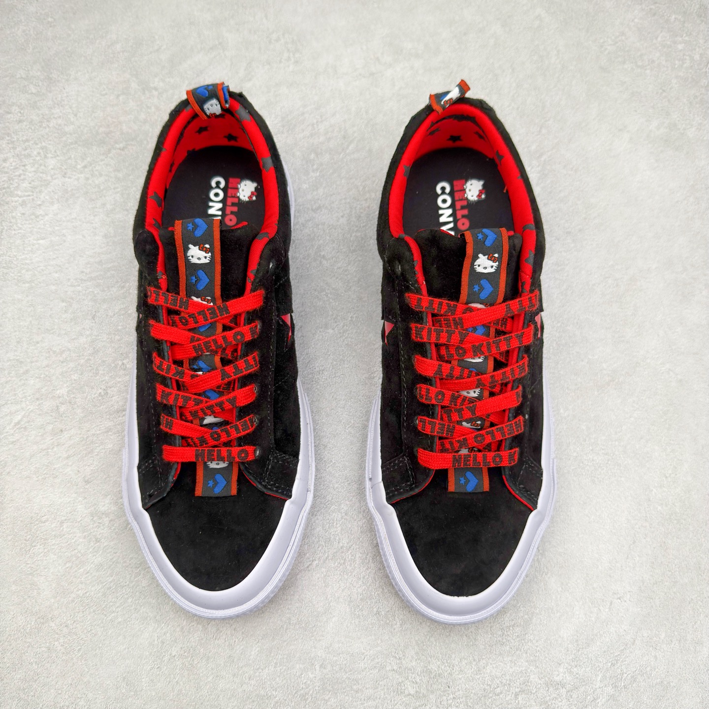 图片[2]-Converse x Hello Kitty 联名 结合经典的One Star鞋款 黑色鞋身搭配侧面红色星星Logo 凯蒂猫提拉 细节点缀非常巧妙 充满趣味性 彻底释放你的公举心 翻毛皮材质 质感拉满 货号：163904C 尺码：35 36 39.5 37 37.5 38 39 40 41 41.5 42 42.5 43 44-选品中心