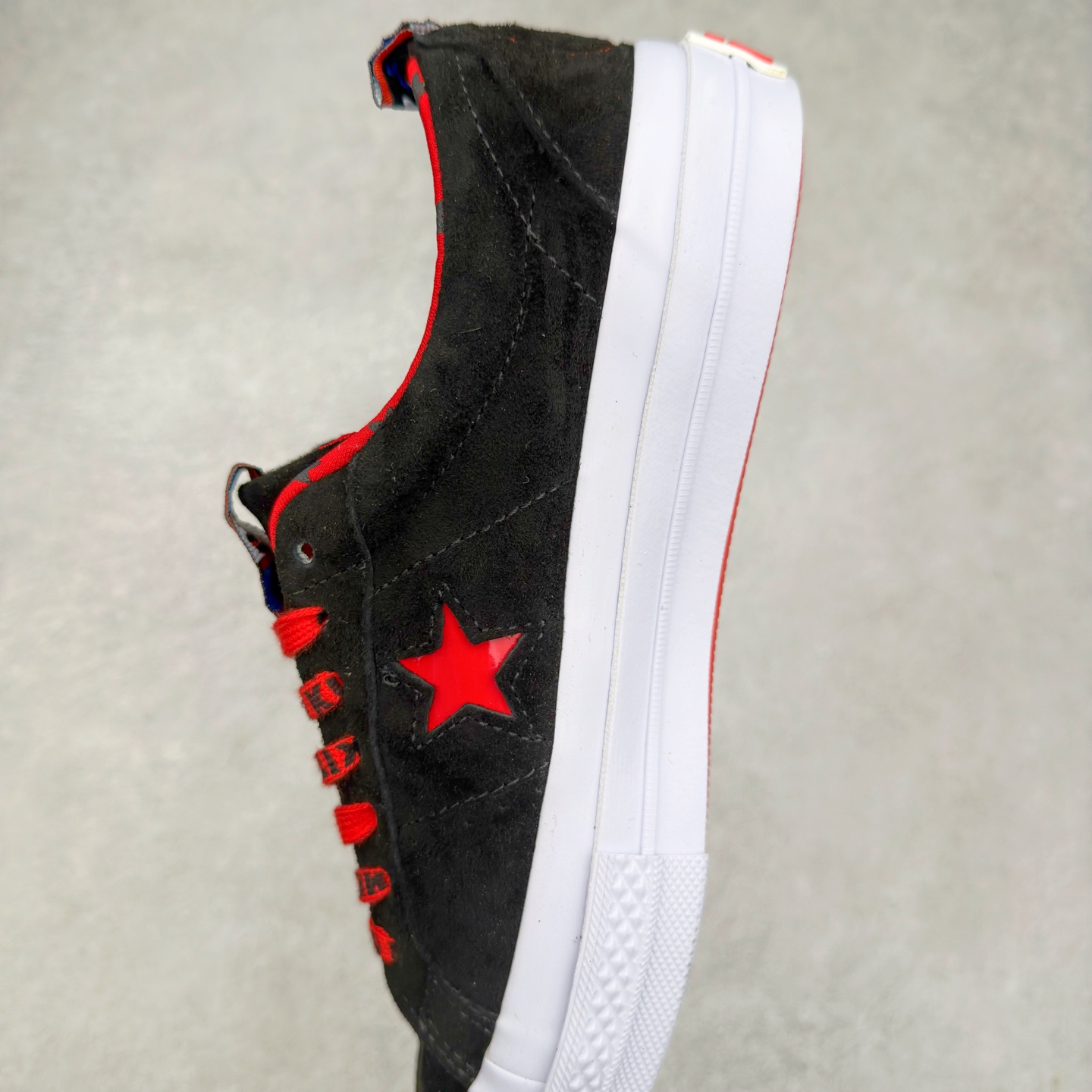 图片[7]-Converse x Hello Kitty 联名 结合经典的One Star鞋款 黑色鞋身搭配侧面红色星星Logo 凯蒂猫提拉 细节点缀非常巧妙 充满趣味性 彻底释放你的公举心 翻毛皮材质 质感拉满 货号：163904C 尺码：35 36 39.5 37 37.5 38 39 40 41 41.5 42 42.5 43 44-选品中心