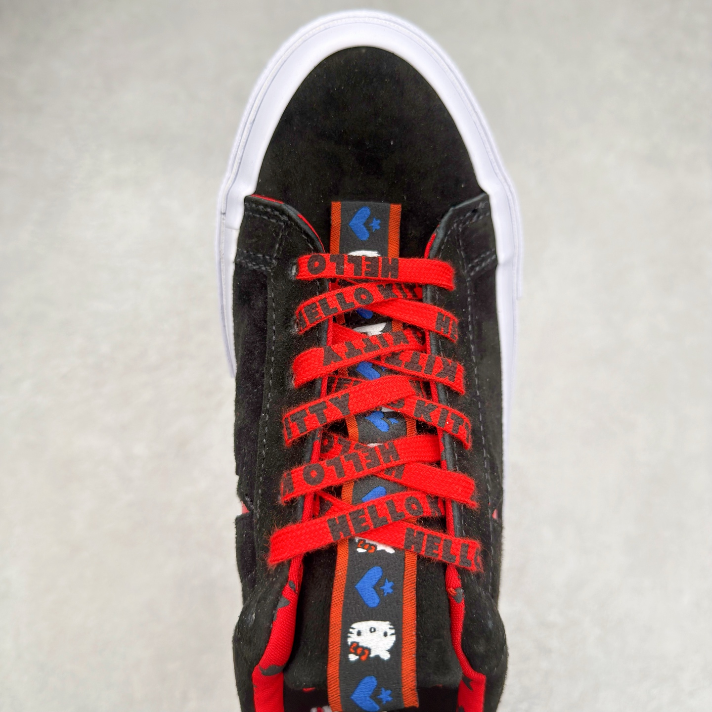 图片[4]-Converse x Hello Kitty 联名 结合经典的One Star鞋款 黑色鞋身搭配侧面红色星星Logo 凯蒂猫提拉 细节点缀非常巧妙 充满趣味性 彻底释放你的公举心 翻毛皮材质 质感拉满 货号：163904C 尺码：35 36 39.5 37 37.5 38 39 40 41 41.5 42 42.5 43 44-选品中心