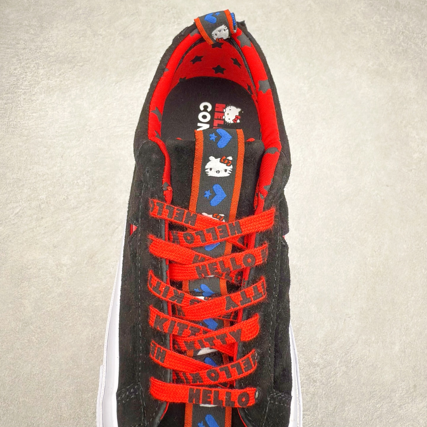 图片[5]-Converse x Hello Kitty 联名 结合经典的One Star鞋款 黑色鞋身搭配侧面红色星星Logo 凯蒂猫提拉 细节点缀非常巧妙 充满趣味性 彻底释放你的公举心 翻毛皮材质 质感拉满 货号：163904C 尺码：35 36 39.5 37 37.5 38 39 40 41 41.5 42 42.5 43 44-选品中心