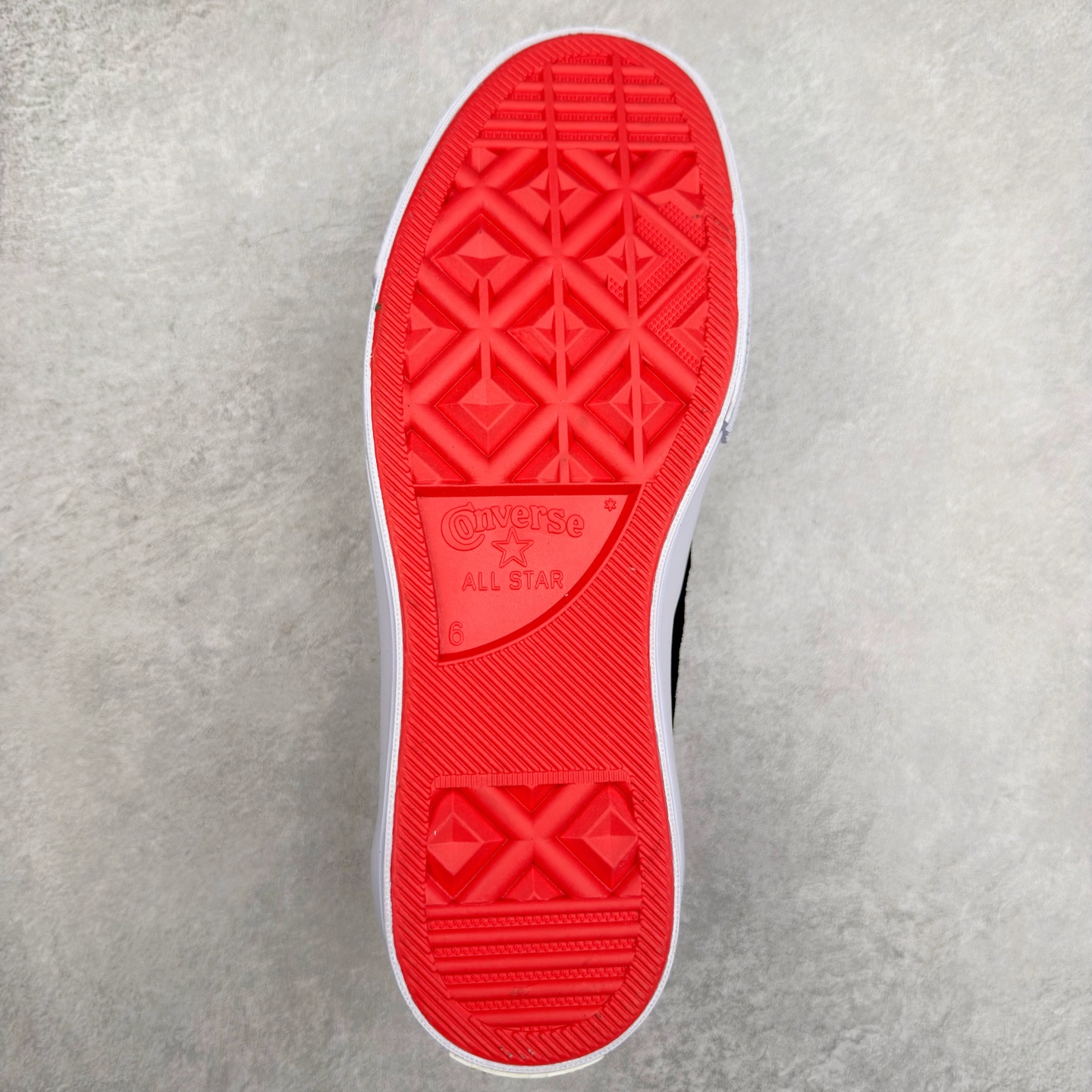 图片[9]-Converse x Hello Kitty 联名 结合经典的One Star鞋款 黑色鞋身搭配侧面红色星星Logo 凯蒂猫提拉 细节点缀非常巧妙 充满趣味性 彻底释放你的公举心 翻毛皮材质 质感拉满 货号：163904C 尺码：35 36 39.5 37 37.5 38 39 40 41 41.5 42 42.5 43 44-选品中心