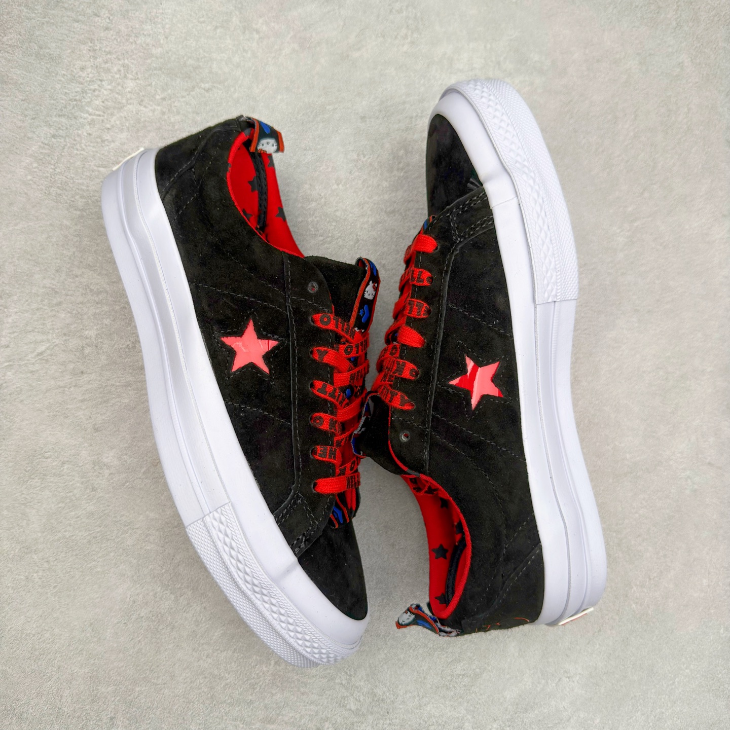 图片[3]-Converse x Hello Kitty 联名 结合经典的One Star鞋款 黑色鞋身搭配侧面红色星星Logo 凯蒂猫提拉 细节点缀非常巧妙 充满趣味性 彻底释放你的公举心 翻毛皮材质 质感拉满 货号：163904C 尺码：35 36 39.5 37 37.5 38 39 40 41 41.5 42 42.5 43 44-选品中心