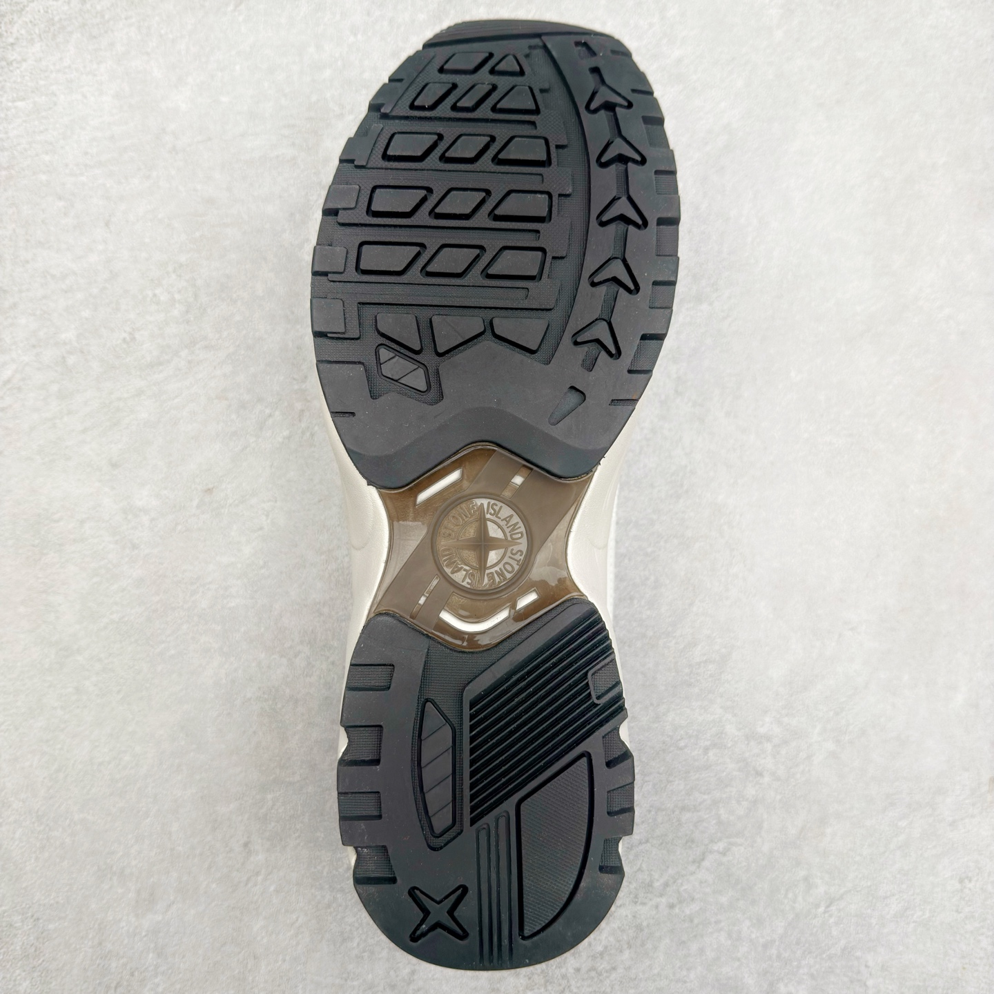 图片[9]-Stone Island Grime Panelled 石头岛黑褐色舒适时尚低帮生活休闲鞋 石头岛作不仅是科技面料和织物染色典范并加入了创新机能美学，兼顾功能性与时尚感，颠覆传统休闲服饰的想象。尺码：36 37 37.5 38 38.5 39 39.5 40 40.5 41.5 42 42.5 43 44 44.5 45-选品中心