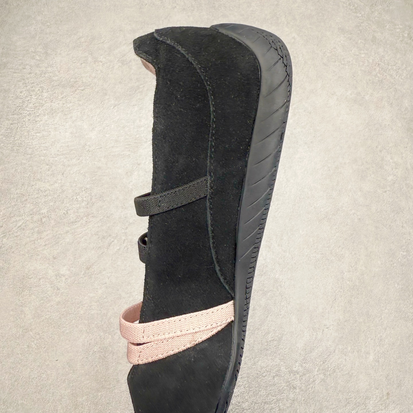 图片[7]-＃DT PUMA Speedcat Ballerina 彪马柔软舒适防滑耐磨低帮生活休闲鞋芭蕾舞鞋单鞋玛丽珍鞋 这次，PUMA决定再对Speedcat来一次创新，以芭蕾舞鞋为灵感，将芭蕾舞鞋的灵动与轻盈感与赛车鞋融为一体，带来极具个性的全新鞋款Speedcat Ballerina。Speedcat Ballerina由Speedcat去除鞋舌、鞋带以及部分鞋侧位打造而成，鞋带部分被改为如同芭蕾鞋般的交叉弹性带，PUMA的标志依旧设计于鞋侧旁，整个鞋款外观变得更加优雅。Speedcat Ballerina 还汲取了赛车鞋的抓地设计，配备经典橡胶大底。尺码：36 37 37.5 38 38.5 39 40 40.5 41-选品中心