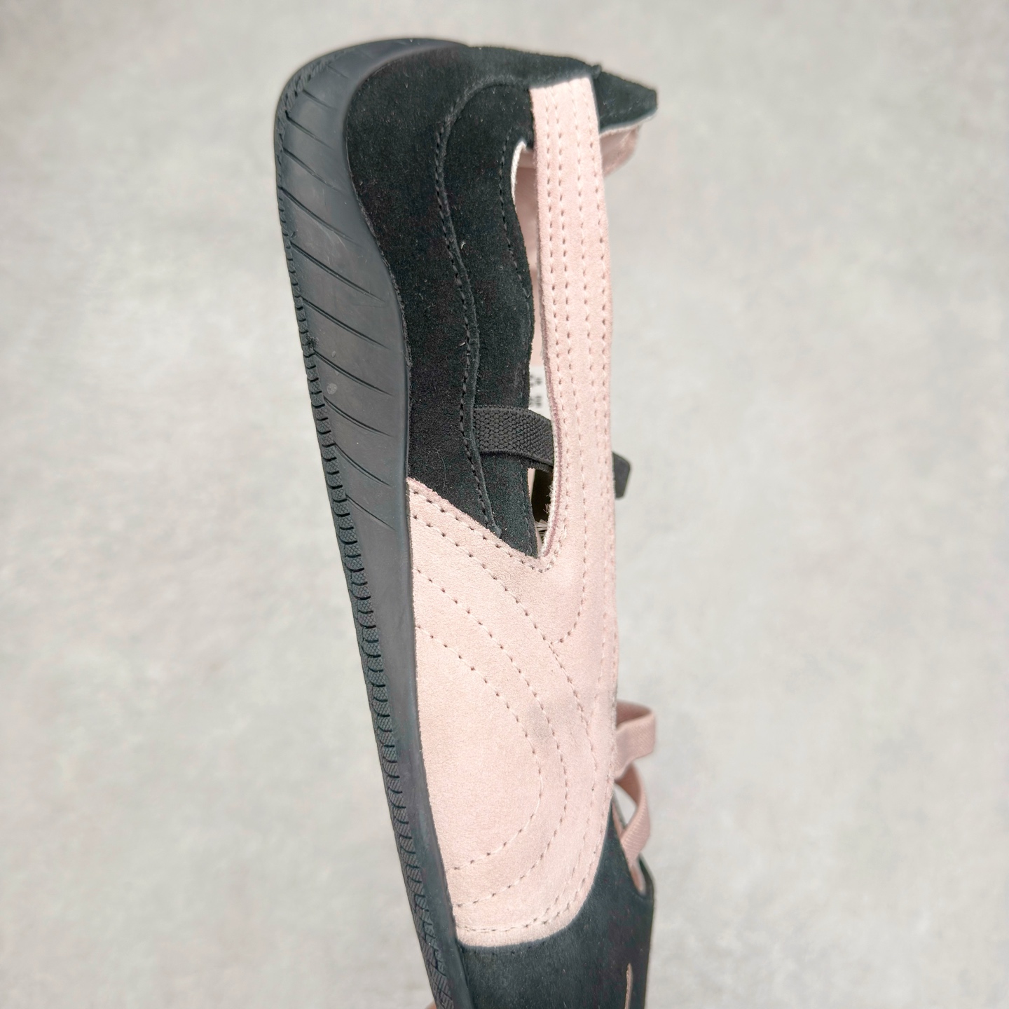 图片[6]-＃DT PUMA Speedcat Ballerina 彪马柔软舒适防滑耐磨低帮生活休闲鞋芭蕾舞鞋单鞋玛丽珍鞋 这次，PUMA决定再对Speedcat来一次创新，以芭蕾舞鞋为灵感，将芭蕾舞鞋的灵动与轻盈感与赛车鞋融为一体，带来极具个性的全新鞋款Speedcat Ballerina。Speedcat Ballerina由Speedcat去除鞋舌、鞋带以及部分鞋侧位打造而成，鞋带部分被改为如同芭蕾鞋般的交叉弹性带，PUMA的标志依旧设计于鞋侧旁，整个鞋款外观变得更加优雅。Speedcat Ballerina 还汲取了赛车鞋的抓地设计，配备经典橡胶大底。尺码：36 37 37.5 38 38.5 39 40 40.5 41-选品中心