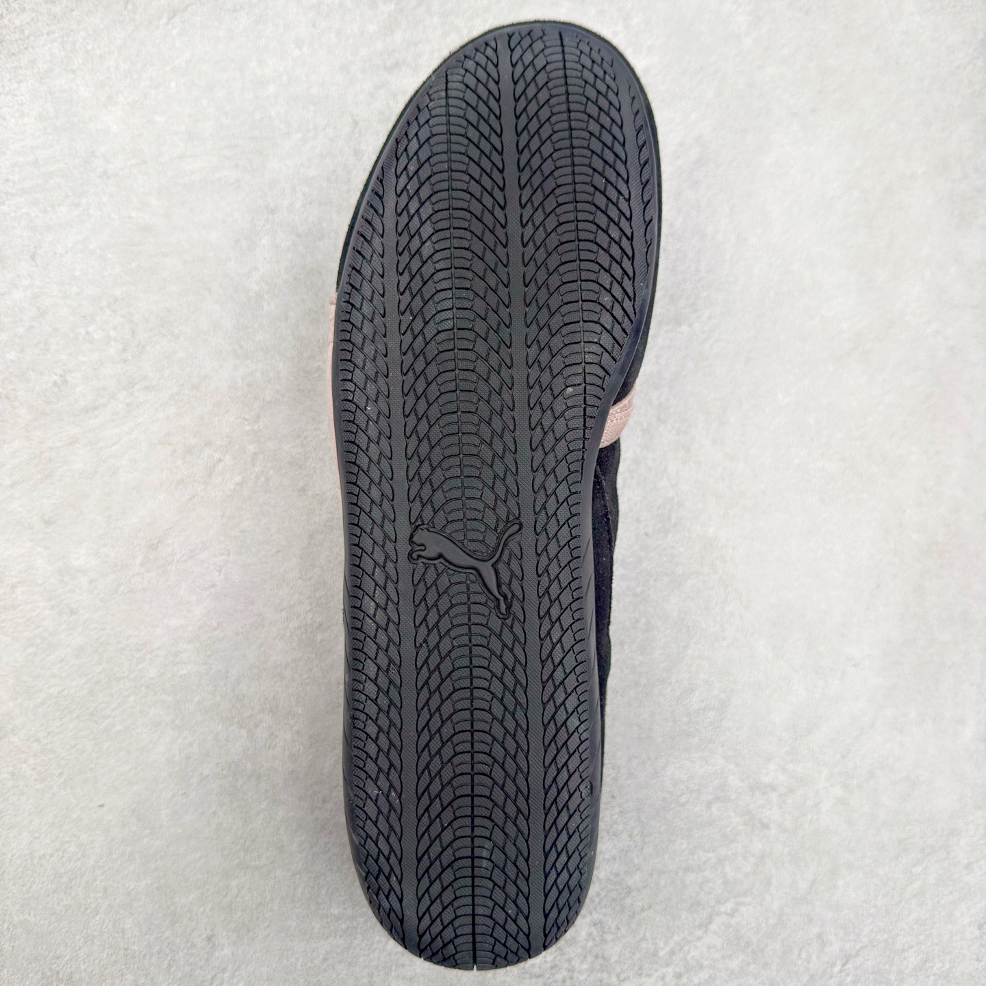 图片[9]-＃DT PUMA Speedcat Ballerina 彪马柔软舒适防滑耐磨低帮生活休闲鞋芭蕾舞鞋单鞋玛丽珍鞋 这次，PUMA决定再对Speedcat来一次创新，以芭蕾舞鞋为灵感，将芭蕾舞鞋的灵动与轻盈感与赛车鞋融为一体，带来极具个性的全新鞋款Speedcat Ballerina。Speedcat Ballerina由Speedcat去除鞋舌、鞋带以及部分鞋侧位打造而成，鞋带部分被改为如同芭蕾鞋般的交叉弹性带，PUMA的标志依旧设计于鞋侧旁，整个鞋款外观变得更加优雅。Speedcat Ballerina 还汲取了赛车鞋的抓地设计，配备经典橡胶大底。尺码：36 37 37.5 38 38.5 39 40 40.5 41-选品中心