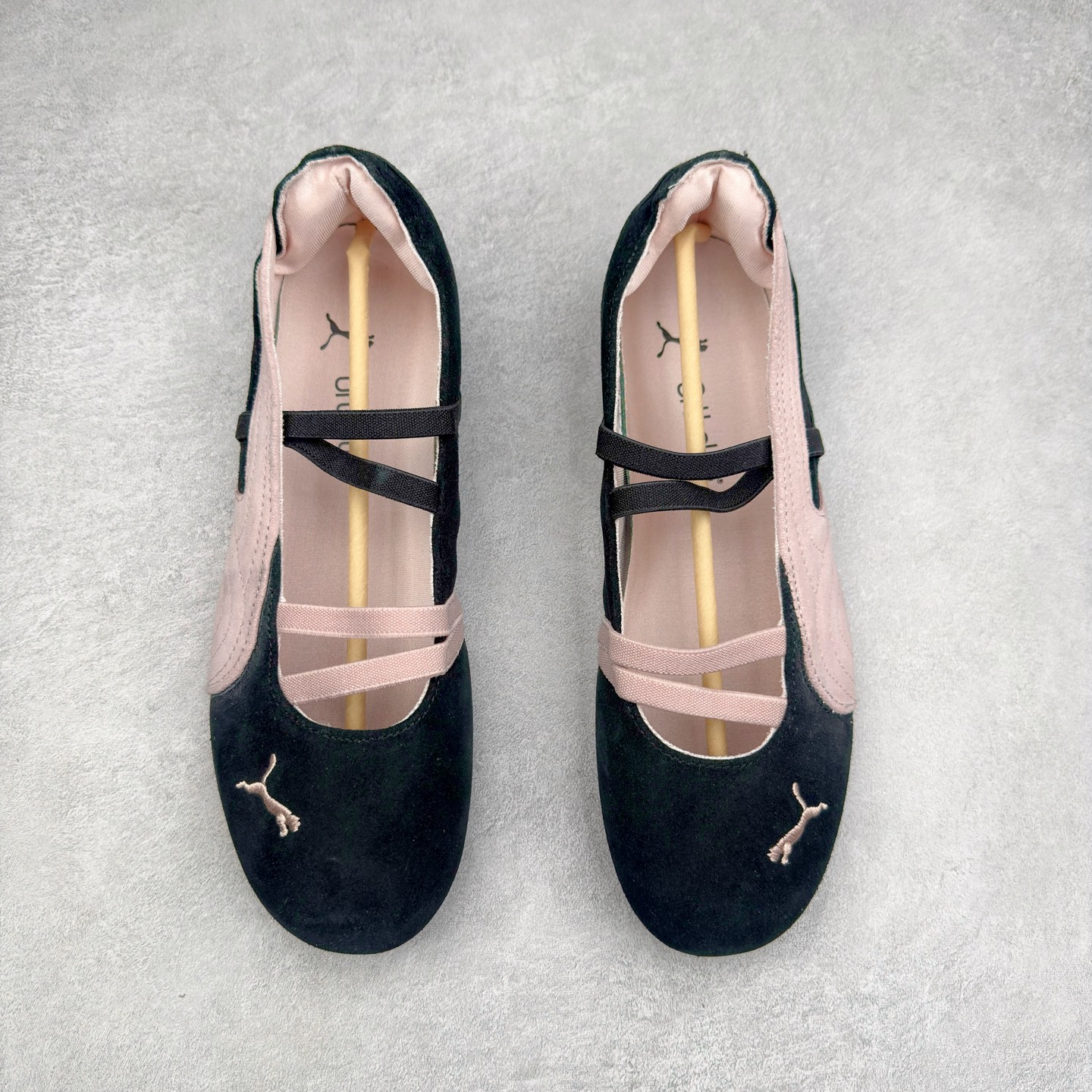 图片[2]-＃DT PUMA Speedcat Ballerina 彪马柔软舒适防滑耐磨低帮生活休闲鞋芭蕾舞鞋单鞋玛丽珍鞋 这次，PUMA决定再对Speedcat来一次创新，以芭蕾舞鞋为灵感，将芭蕾舞鞋的灵动与轻盈感与赛车鞋融为一体，带来极具个性的全新鞋款Speedcat Ballerina。Speedcat Ballerina由Speedcat去除鞋舌、鞋带以及部分鞋侧位打造而成，鞋带部分被改为如同芭蕾鞋般的交叉弹性带，PUMA的标志依旧设计于鞋侧旁，整个鞋款外观变得更加优雅。Speedcat Ballerina 还汲取了赛车鞋的抓地设计，配备经典橡胶大底。尺码：36 37 37.5 38 38.5 39 40 40.5 41-选品中心