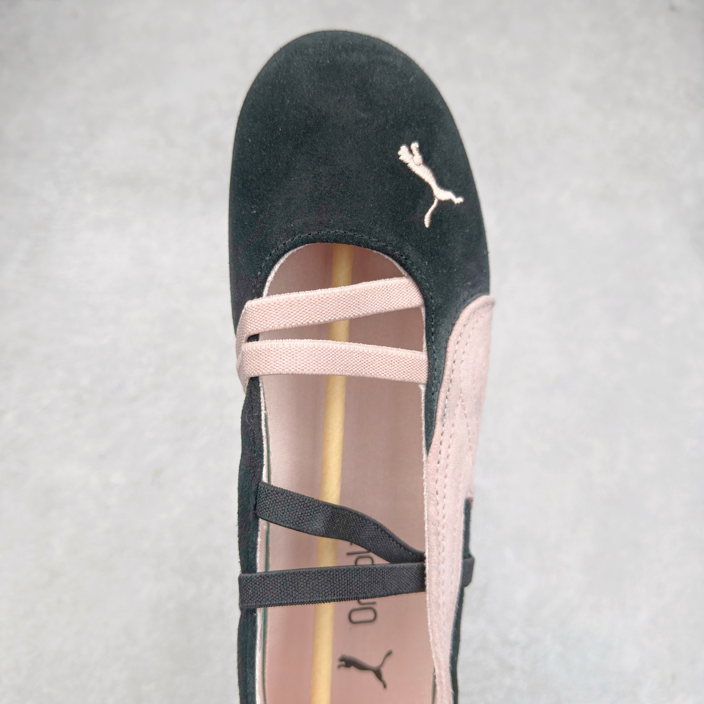 图片[4]-＃DT PUMA Speedcat Ballerina 彪马柔软舒适防滑耐磨低帮生活休闲鞋芭蕾舞鞋单鞋玛丽珍鞋 这次，PUMA决定再对Speedcat来一次创新，以芭蕾舞鞋为灵感，将芭蕾舞鞋的灵动与轻盈感与赛车鞋融为一体，带来极具个性的全新鞋款Speedcat Ballerina。Speedcat Ballerina由Speedcat去除鞋舌、鞋带以及部分鞋侧位打造而成，鞋带部分被改为如同芭蕾鞋般的交叉弹性带，PUMA的标志依旧设计于鞋侧旁，整个鞋款外观变得更加优雅。Speedcat Ballerina 还汲取了赛车鞋的抓地设计，配备经典橡胶大底。尺码：36 37 37.5 38 38.5 39 40 40.5 41-选品中心