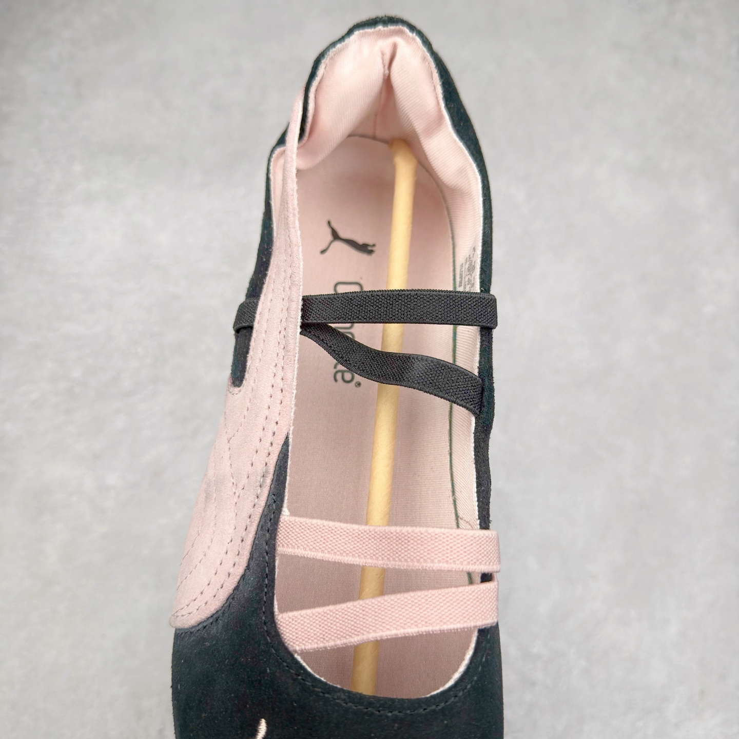 图片[5]-＃DT PUMA Speedcat Ballerina 彪马柔软舒适防滑耐磨低帮生活休闲鞋芭蕾舞鞋单鞋玛丽珍鞋 这次，PUMA决定再对Speedcat来一次创新，以芭蕾舞鞋为灵感，将芭蕾舞鞋的灵动与轻盈感与赛车鞋融为一体，带来极具个性的全新鞋款Speedcat Ballerina。Speedcat Ballerina由Speedcat去除鞋舌、鞋带以及部分鞋侧位打造而成，鞋带部分被改为如同芭蕾鞋般的交叉弹性带，PUMA的标志依旧设计于鞋侧旁，整个鞋款外观变得更加优雅。Speedcat Ballerina 还汲取了赛车鞋的抓地设计，配备经典橡胶大底。尺码：36 37 37.5 38 38.5 39 40 40.5 41-选品中心