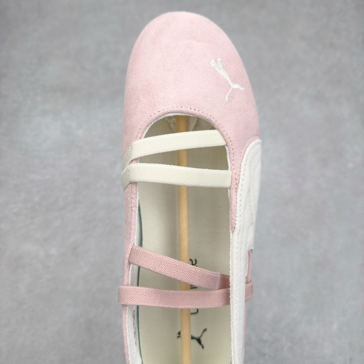 图片[4]-＃DT PUMA Speedcat Ballerina 彪马柔软舒适防滑耐磨低帮生活休闲鞋芭蕾舞鞋单鞋玛丽珍鞋 这次，PUMA决定再对Speedcat来一次创新，以芭蕾舞鞋为灵感，将芭蕾舞鞋的灵动与轻盈感与赛车鞋融为一体，带来极具个性的全新鞋款Speedcat Ballerina。Speedcat Ballerina由Speedcat去除鞋舌、鞋带以及部分鞋侧位打造而成，鞋带部分被改为如同芭蕾鞋般的交叉弹性带，PUMA的标志依旧设计于鞋侧旁，整个鞋款外观变得更加优雅。Speedcat Ballerina 还汲取了赛车鞋的抓地设计，配备经典橡胶大底。尺码：36 37 37.5 38 38.5 39 40 40.5 41-选品中心