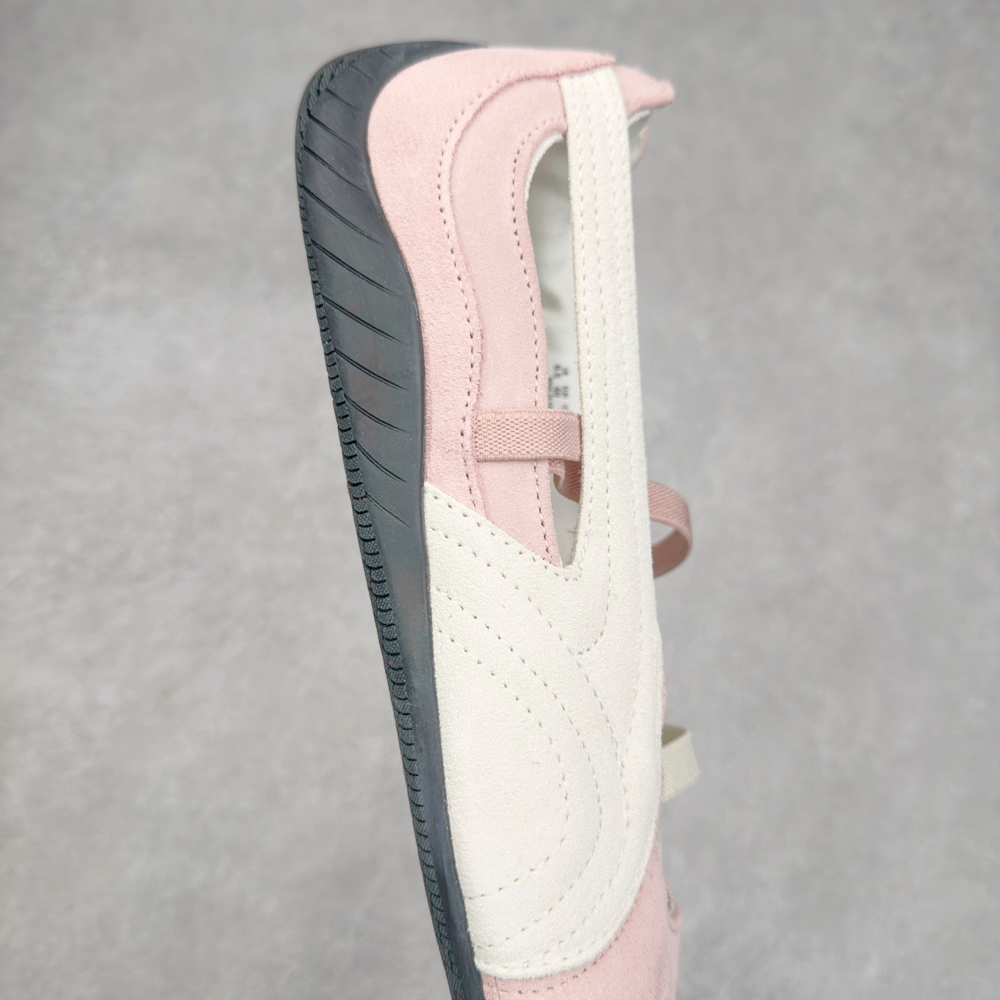 图片[6]-＃DT PUMA Speedcat Ballerina 彪马柔软舒适防滑耐磨低帮生活休闲鞋芭蕾舞鞋单鞋玛丽珍鞋 这次，PUMA决定再对Speedcat来一次创新，以芭蕾舞鞋为灵感，将芭蕾舞鞋的灵动与轻盈感与赛车鞋融为一体，带来极具个性的全新鞋款Speedcat Ballerina。Speedcat Ballerina由Speedcat去除鞋舌、鞋带以及部分鞋侧位打造而成，鞋带部分被改为如同芭蕾鞋般的交叉弹性带，PUMA的标志依旧设计于鞋侧旁，整个鞋款外观变得更加优雅。Speedcat Ballerina 还汲取了赛车鞋的抓地设计，配备经典橡胶大底。尺码：36 37 37.5 38 38.5 39 40 40.5 41-选品中心