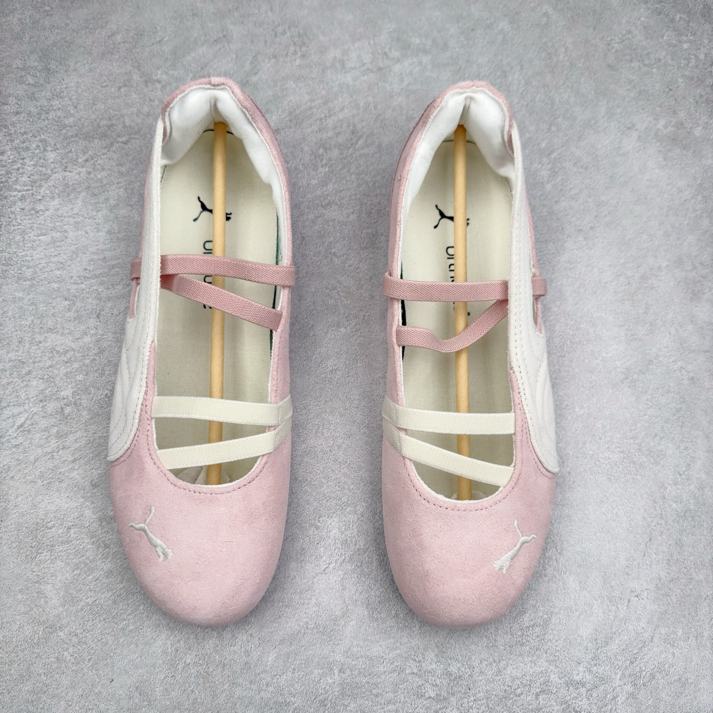 图片[2]-＃DT PUMA Speedcat Ballerina 彪马柔软舒适防滑耐磨低帮生活休闲鞋芭蕾舞鞋单鞋玛丽珍鞋 这次，PUMA决定再对Speedcat来一次创新，以芭蕾舞鞋为灵感，将芭蕾舞鞋的灵动与轻盈感与赛车鞋融为一体，带来极具个性的全新鞋款Speedcat Ballerina。Speedcat Ballerina由Speedcat去除鞋舌、鞋带以及部分鞋侧位打造而成，鞋带部分被改为如同芭蕾鞋般的交叉弹性带，PUMA的标志依旧设计于鞋侧旁，整个鞋款外观变得更加优雅。Speedcat Ballerina 还汲取了赛车鞋的抓地设计，配备经典橡胶大底。尺码：36 37 37.5 38 38.5 39 40 40.5 41-选品中心