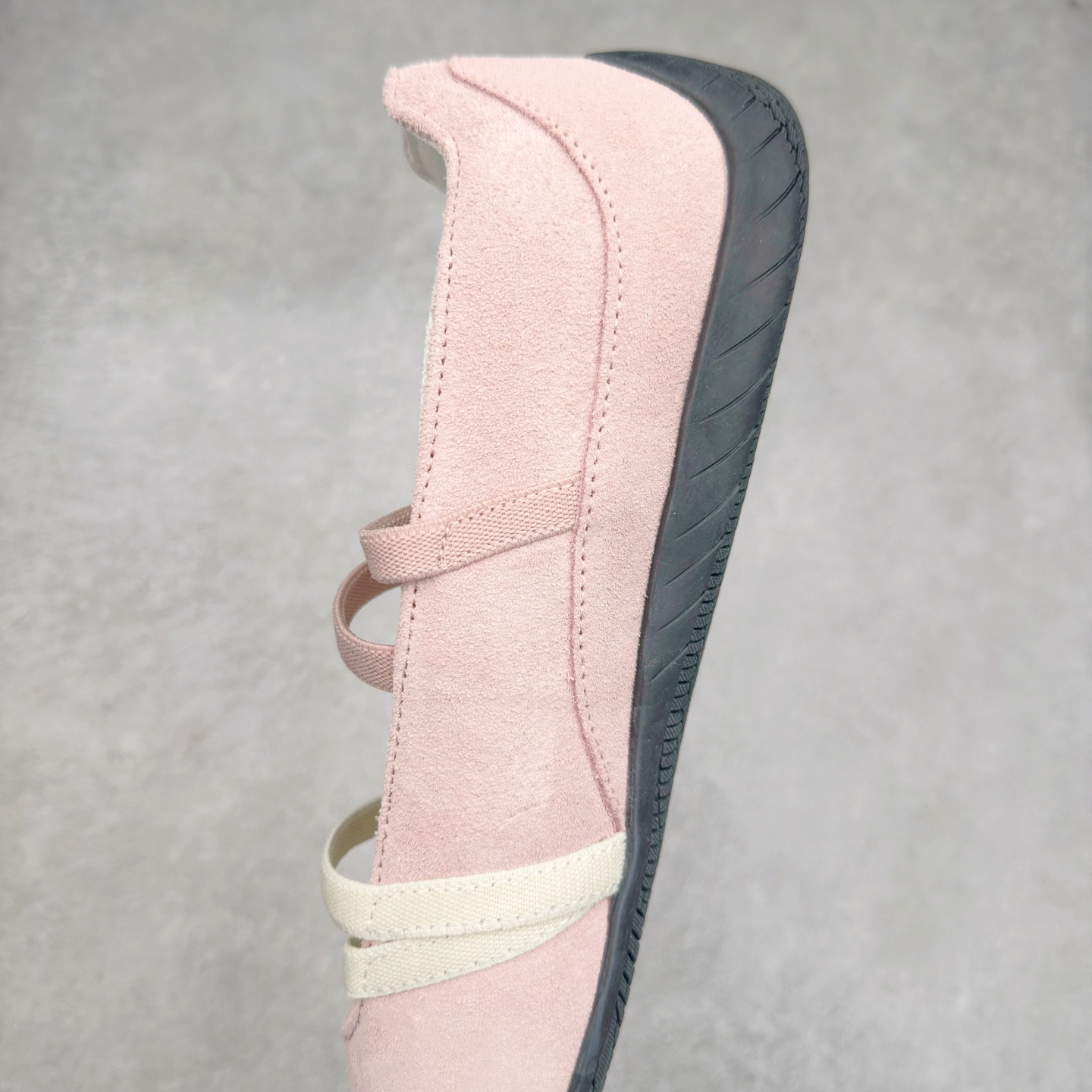 图片[7]-＃DT PUMA Speedcat Ballerina 彪马柔软舒适防滑耐磨低帮生活休闲鞋芭蕾舞鞋单鞋玛丽珍鞋 这次，PUMA决定再对Speedcat来一次创新，以芭蕾舞鞋为灵感，将芭蕾舞鞋的灵动与轻盈感与赛车鞋融为一体，带来极具个性的全新鞋款Speedcat Ballerina。Speedcat Ballerina由Speedcat去除鞋舌、鞋带以及部分鞋侧位打造而成，鞋带部分被改为如同芭蕾鞋般的交叉弹性带，PUMA的标志依旧设计于鞋侧旁，整个鞋款外观变得更加优雅。Speedcat Ballerina 还汲取了赛车鞋的抓地设计，配备经典橡胶大底。尺码：36 37 37.5 38 38.5 39 40 40.5 41-选品中心